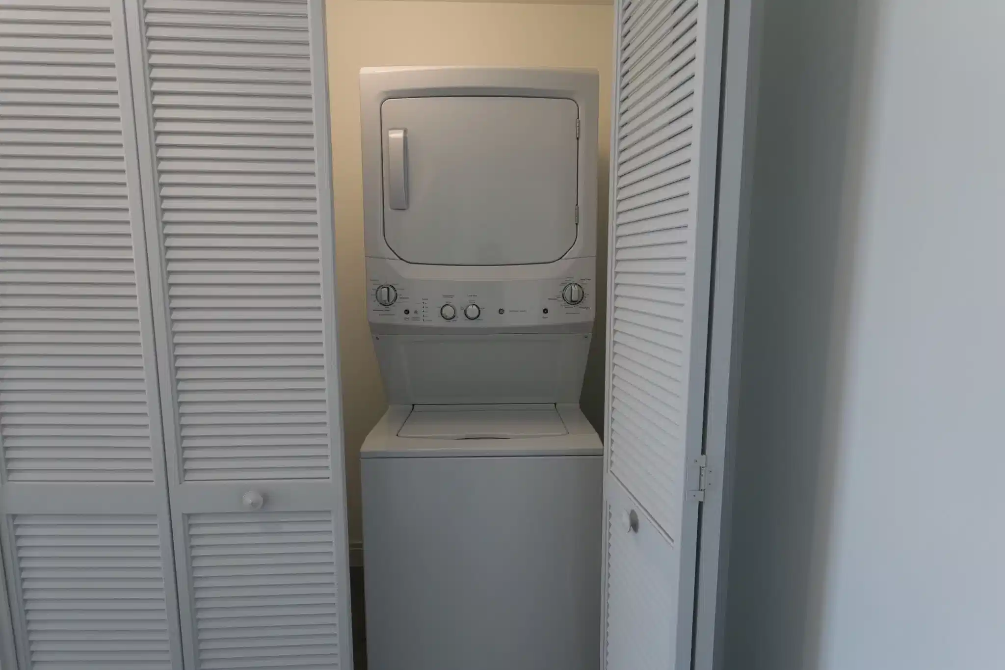 Exterior?w=400&h=260&fit=crop&q=40&auto=format&trim=auto