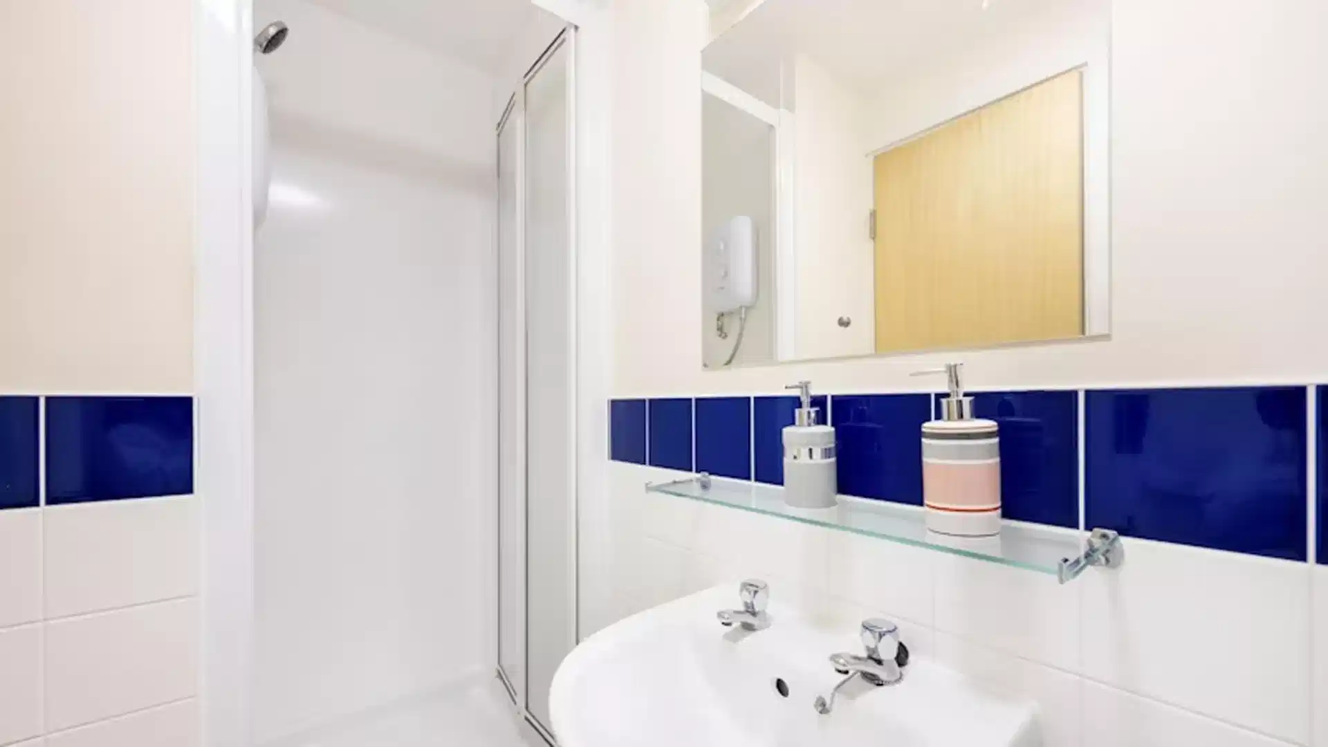 Common Area?w=400&h=260&fit=crop&q=40&auto=format&trim=auto