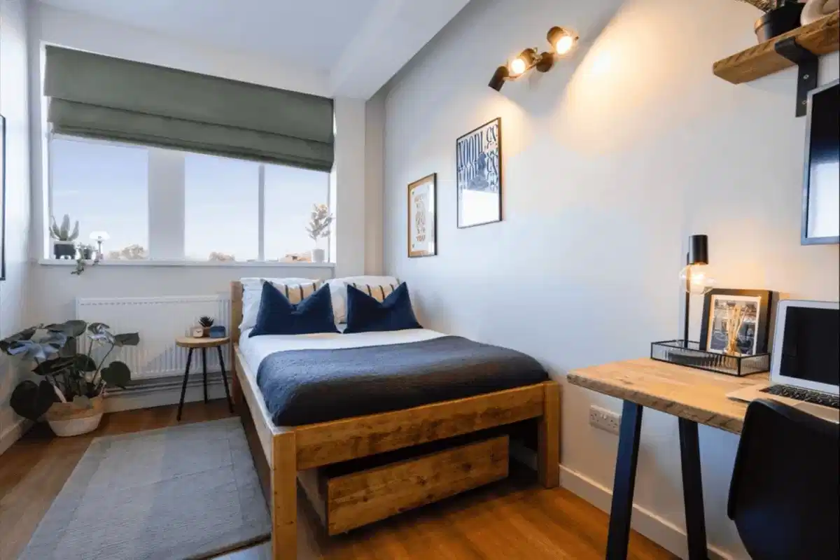 Common Area?w=400&h=260&fit=crop&q=40&auto=format&trim=auto