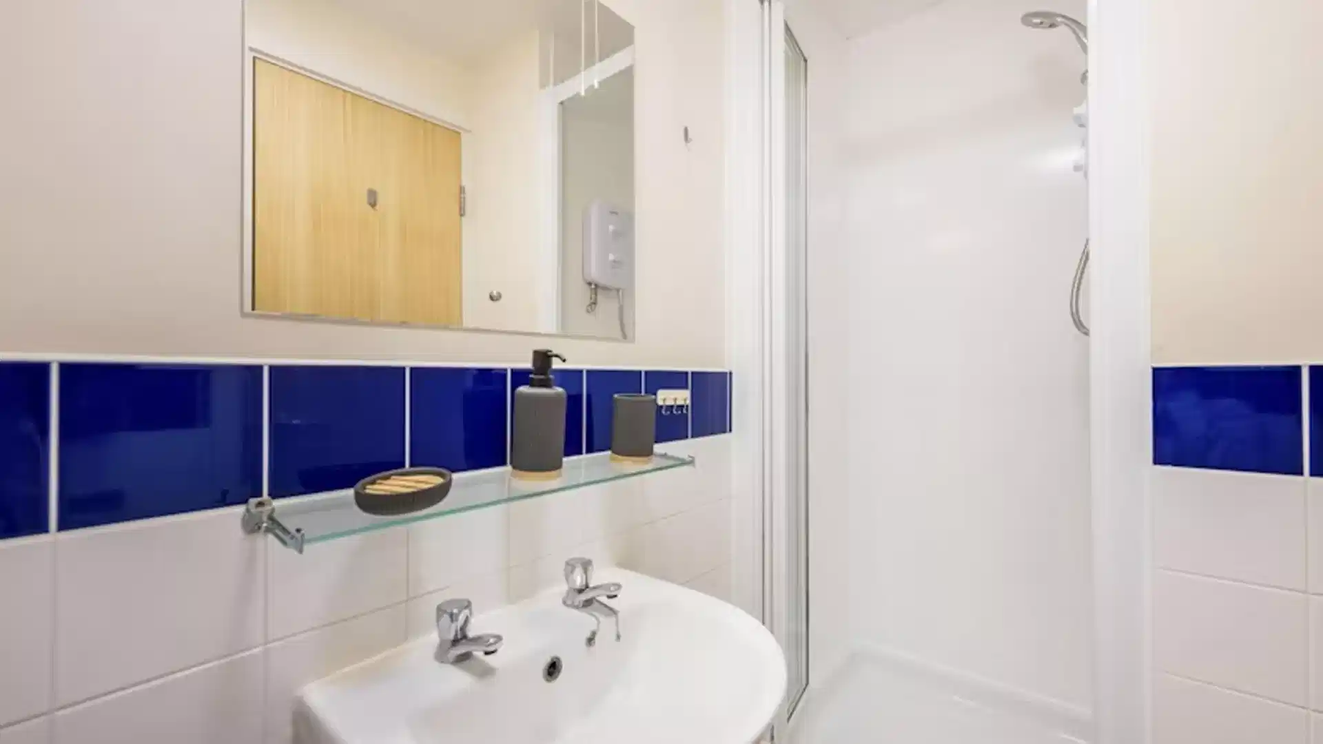 Common Area?w=400&h=260&fit=crop&q=40&auto=format&trim=auto