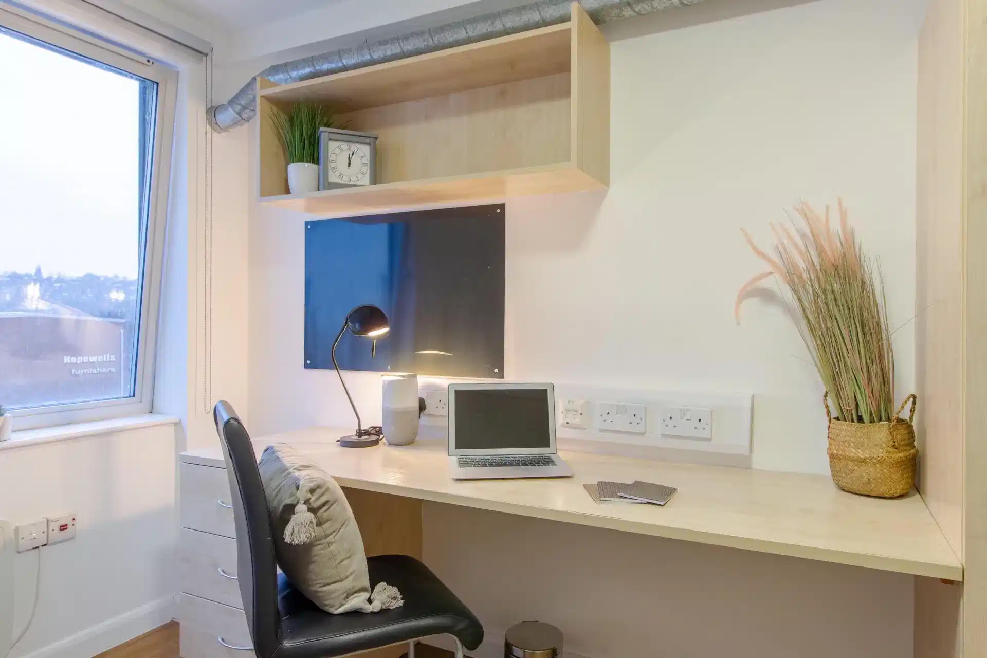 Amenities?w=400&h=260&fit=crop&q=40&auto=format&trim=auto