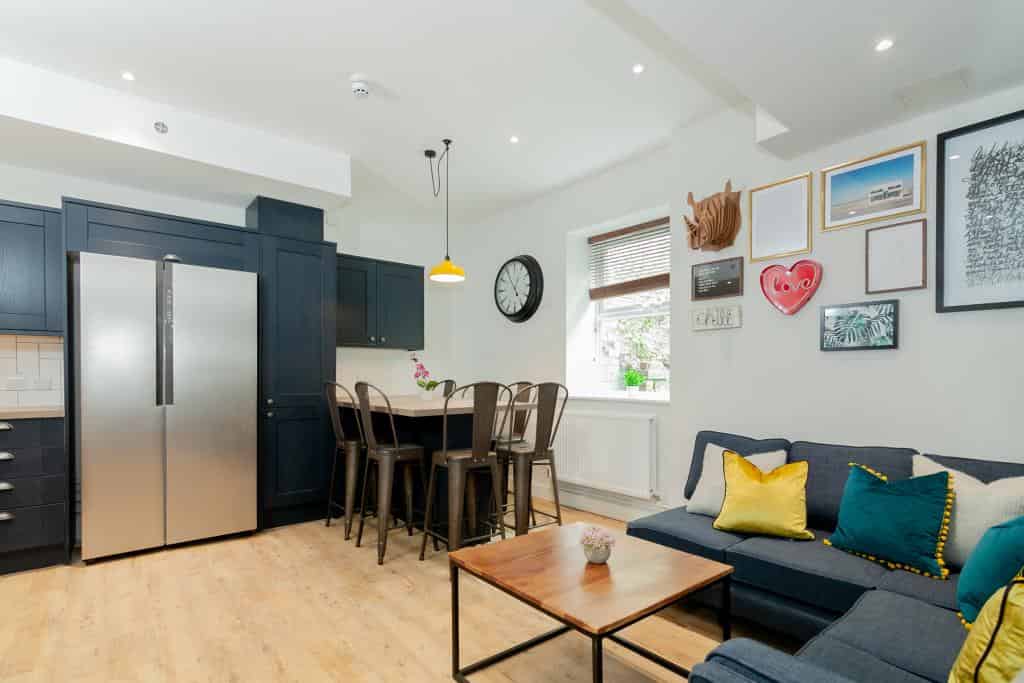 Exterior?w=400&h=260&fit=crop&q=40&auto=format&trim=auto