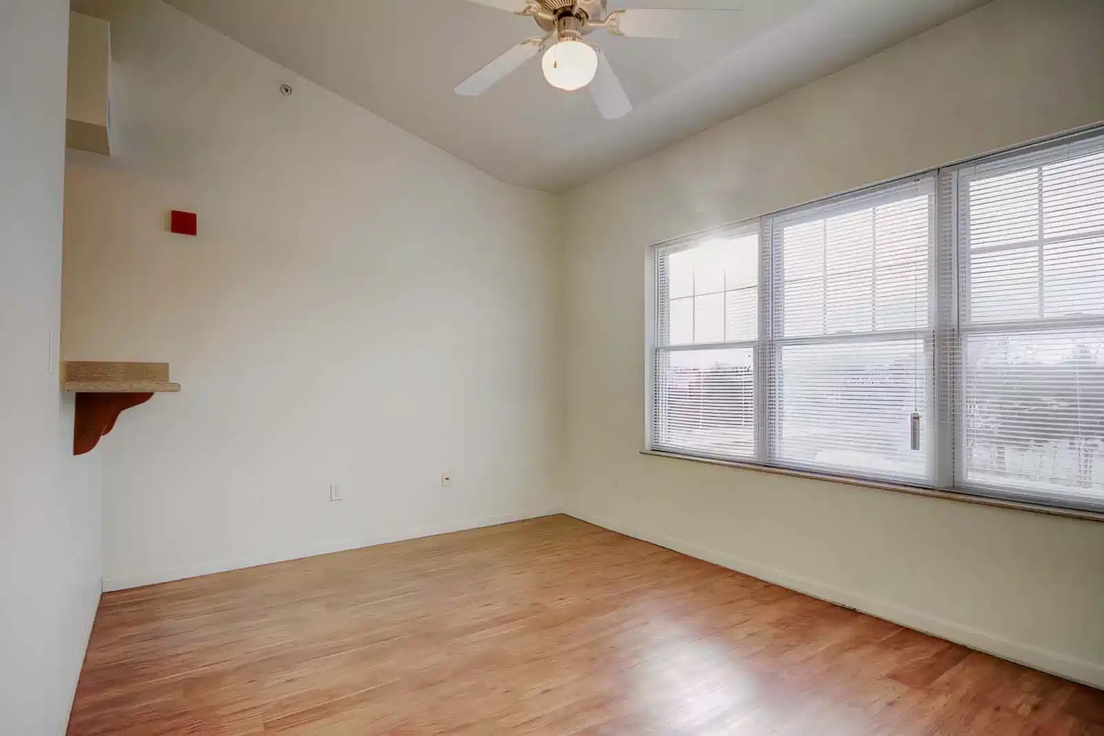 Common Area?w=400&h=260&fit=crop&q=40&auto=format&trim=auto