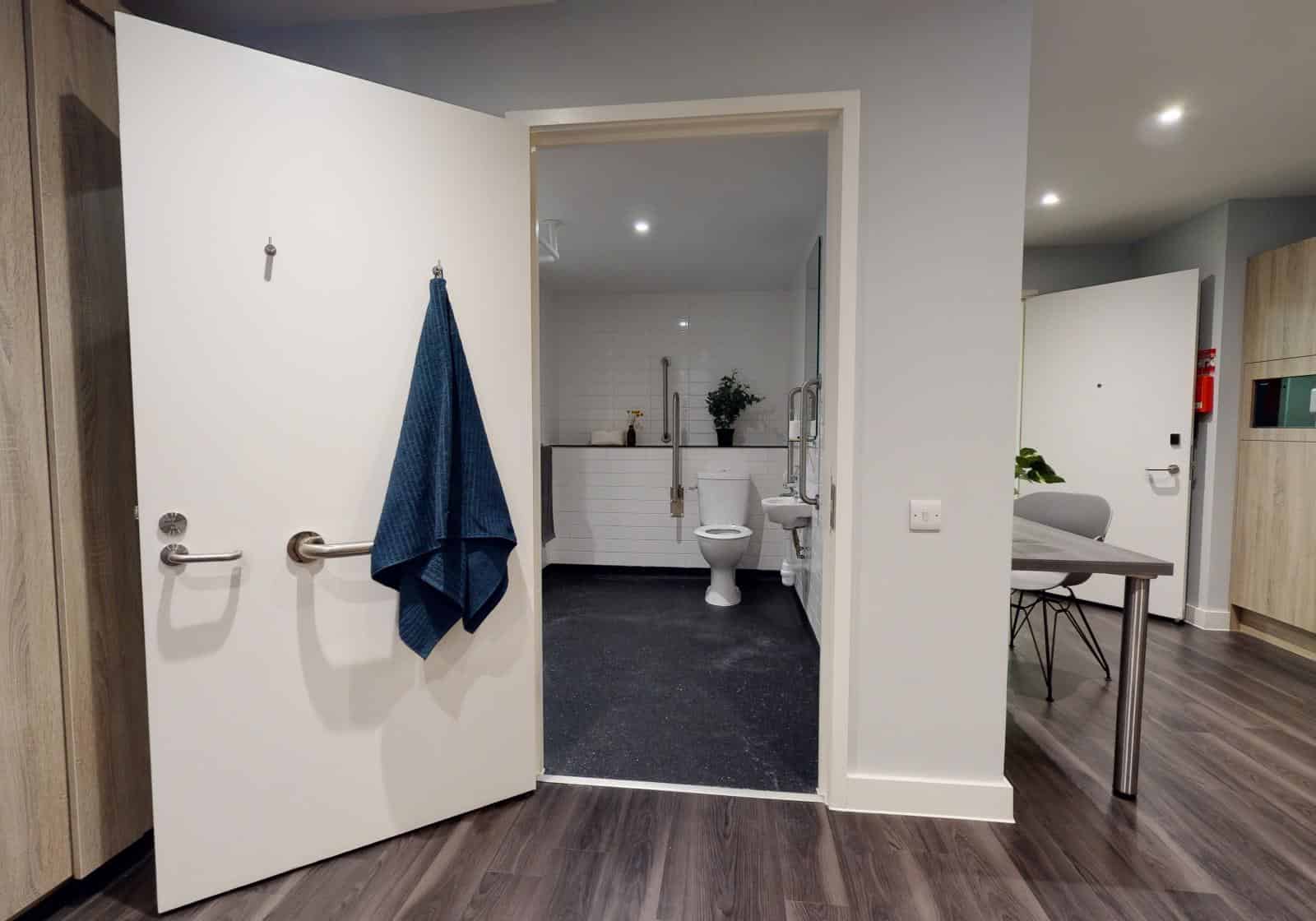 Common Area?w=400&h=260&fit=crop&q=40&auto=format&trim=auto