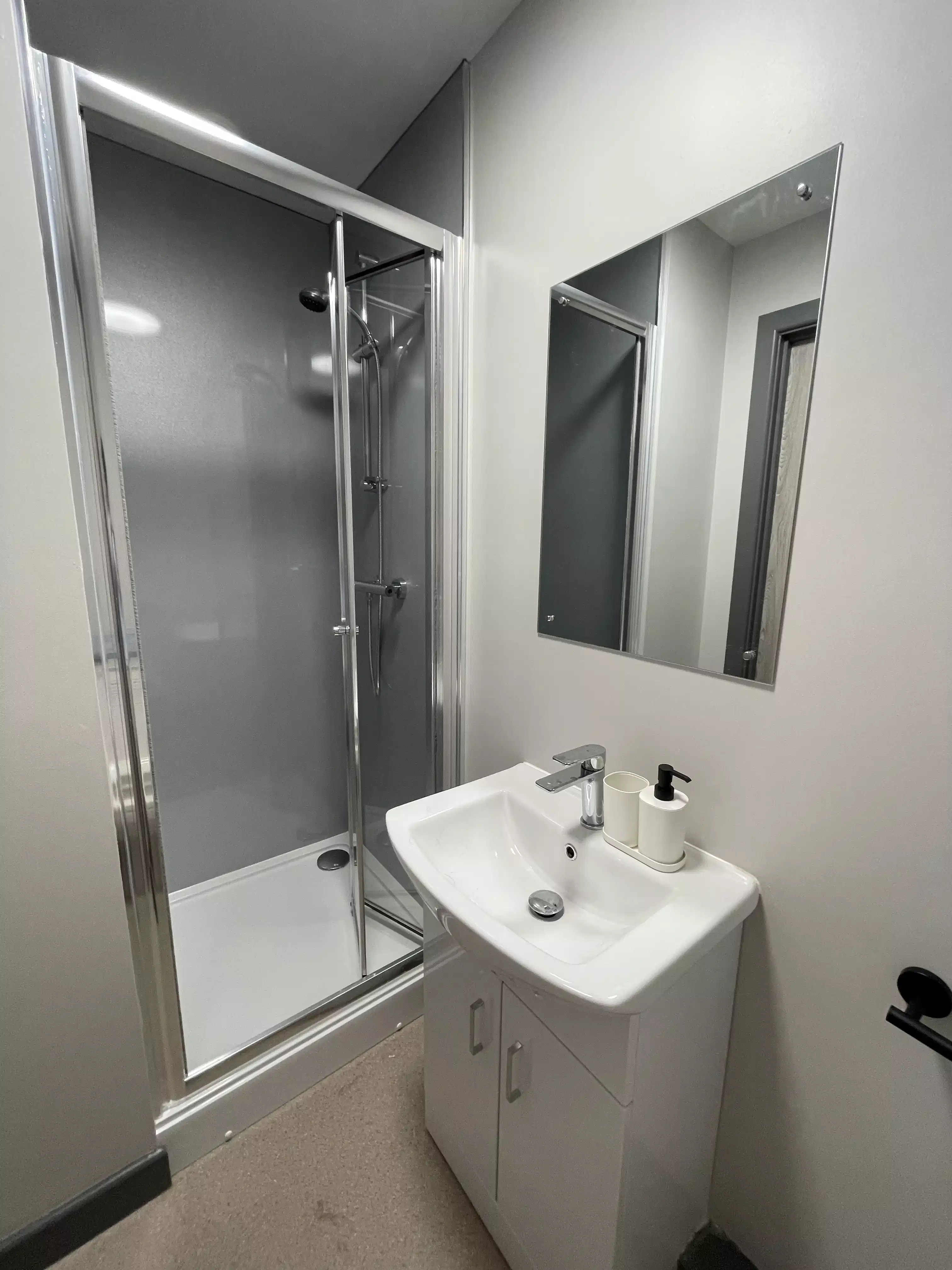 Amenities?w=400&h=260&fit=crop&q=40&auto=format&trim=auto