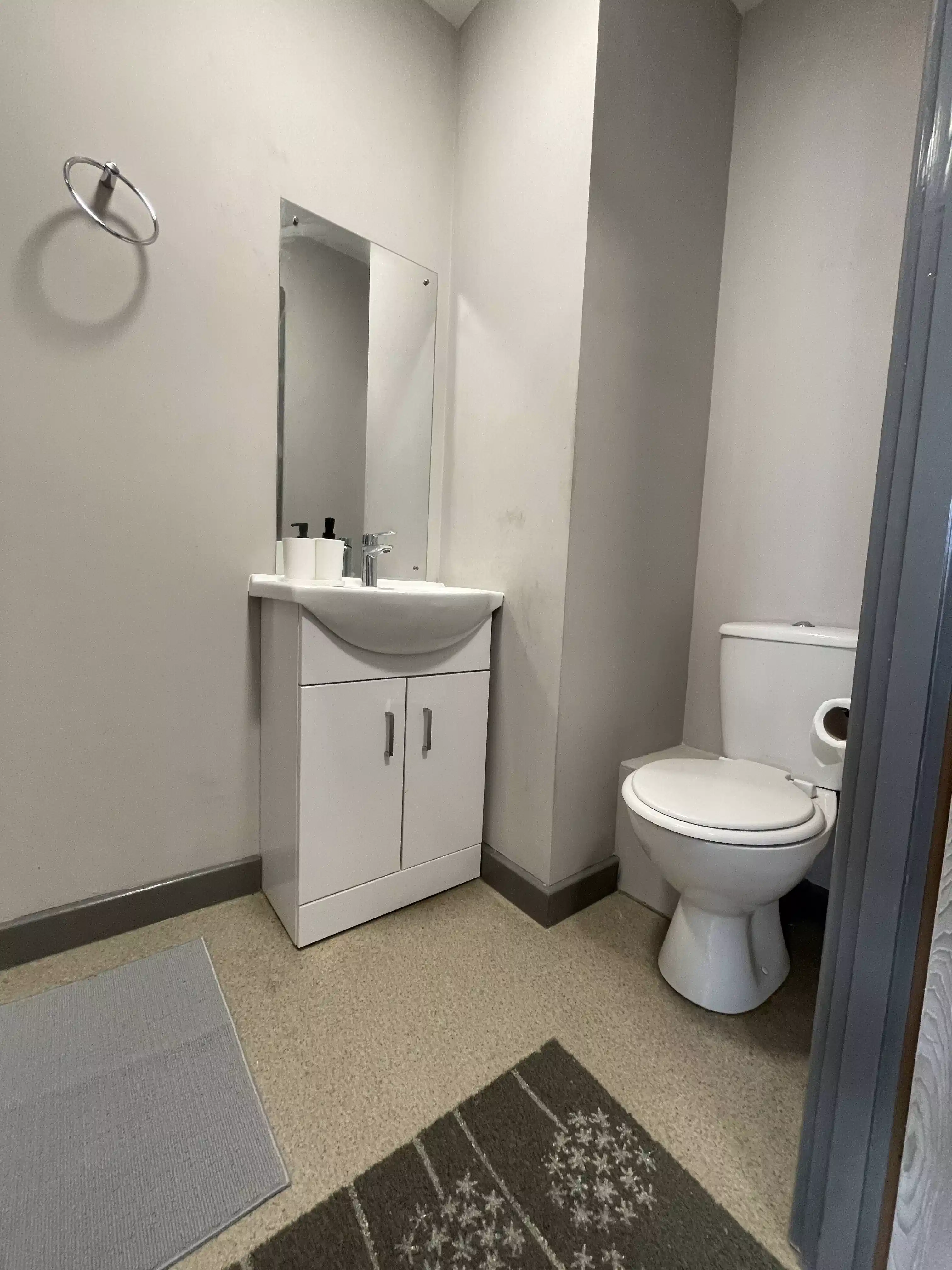 Amenities?w=400&h=260&fit=crop&q=40&auto=format&trim=auto