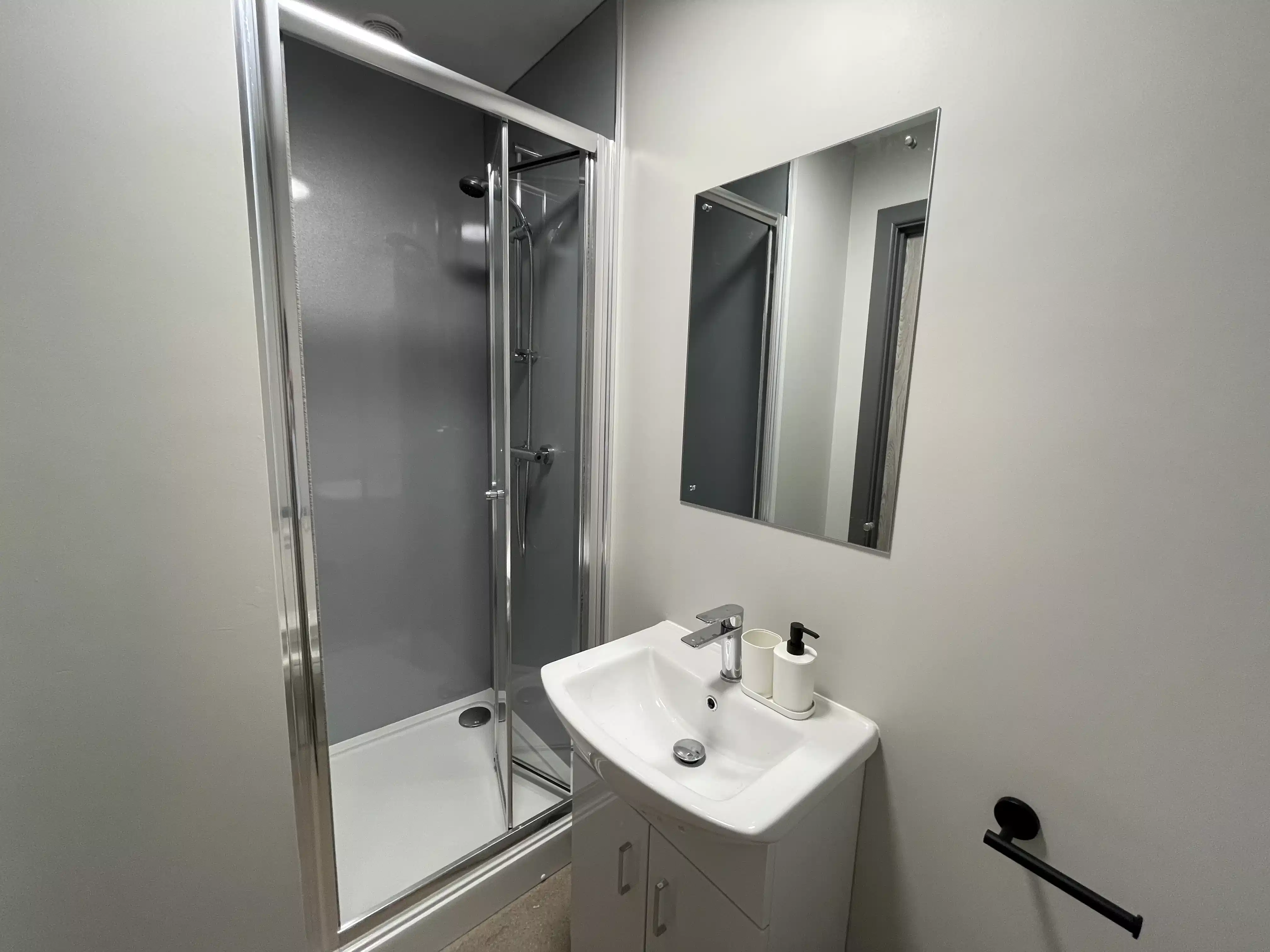 Amenities?w=400&h=260&fit=crop&q=40&auto=format&trim=auto