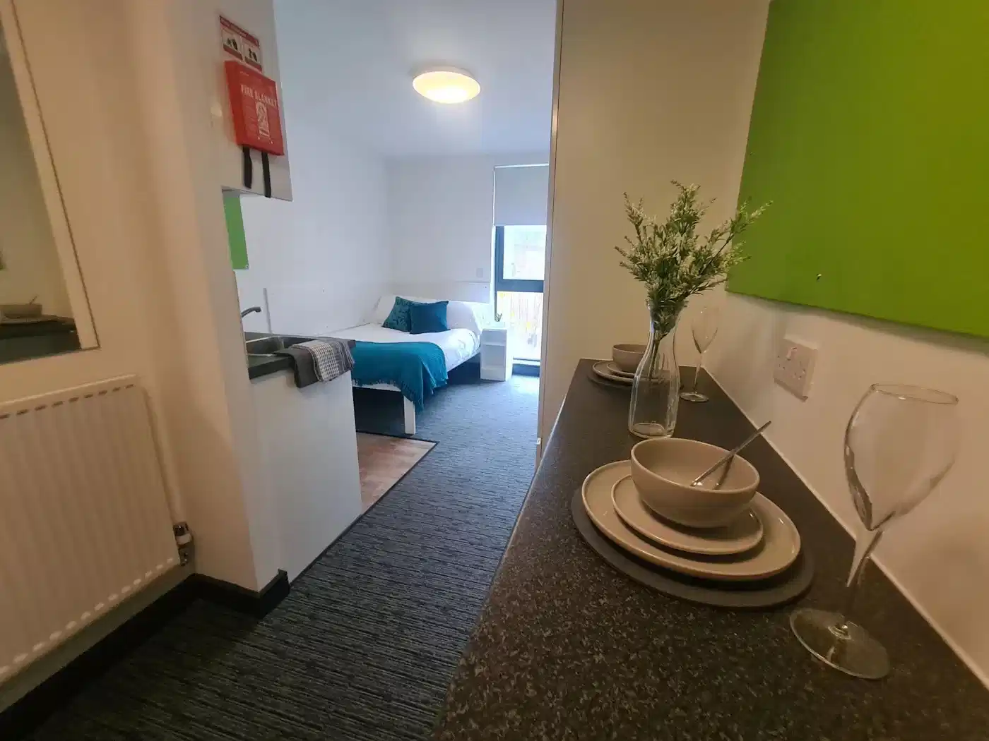 Common Area?w=400&h=260&fit=crop&q=40&auto=format&trim=auto