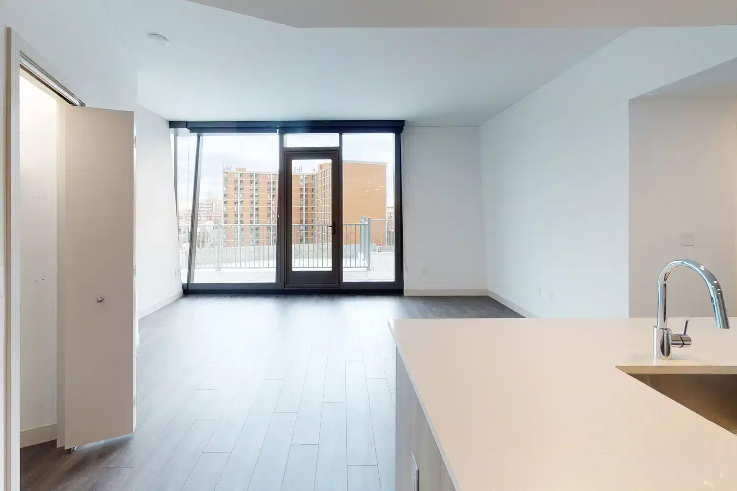 Exterior?w=400&h=260&fit=crop&q=40&auto=format&trim=auto