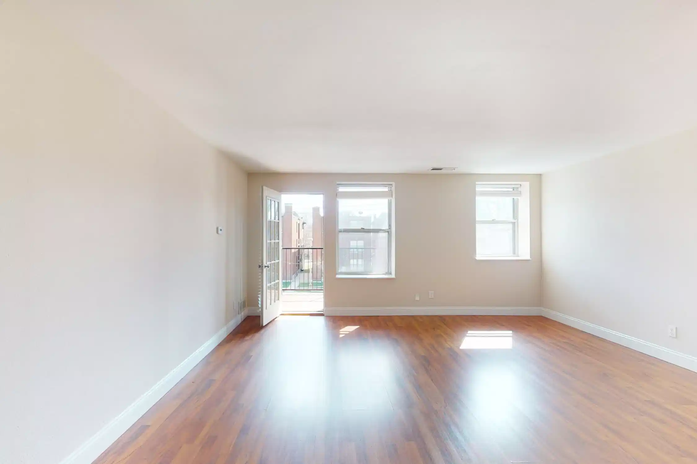 Common Area?w=400&h=260&fit=crop&q=40&auto=format&trim=auto