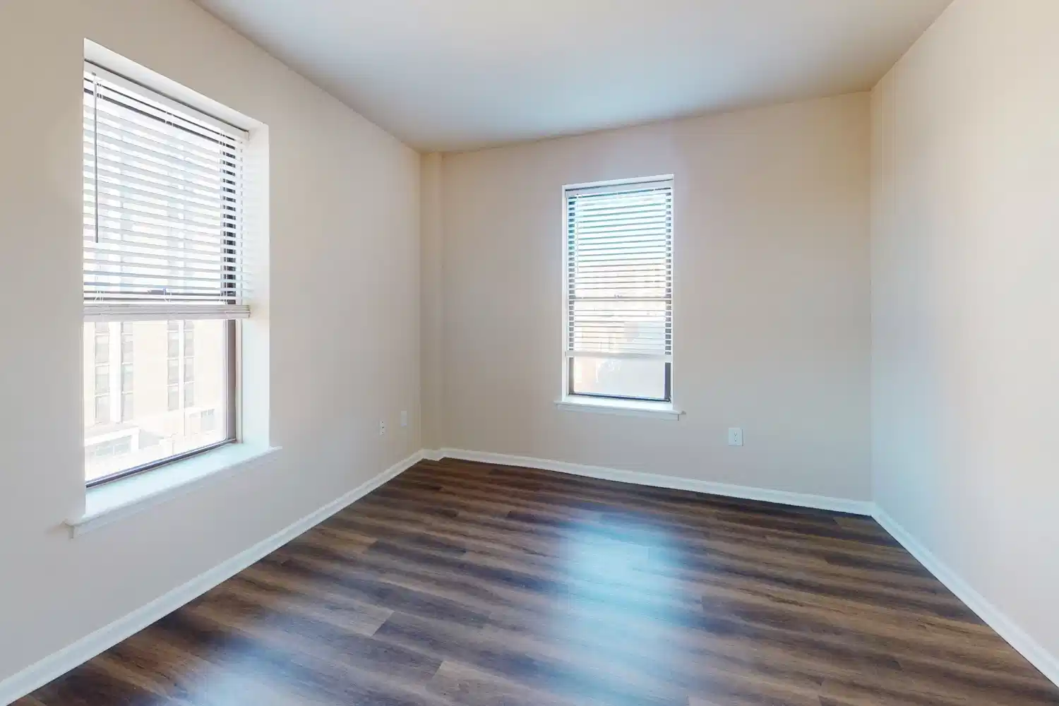 Exterior?w=400&h=260&fit=crop&q=40&auto=format&trim=auto