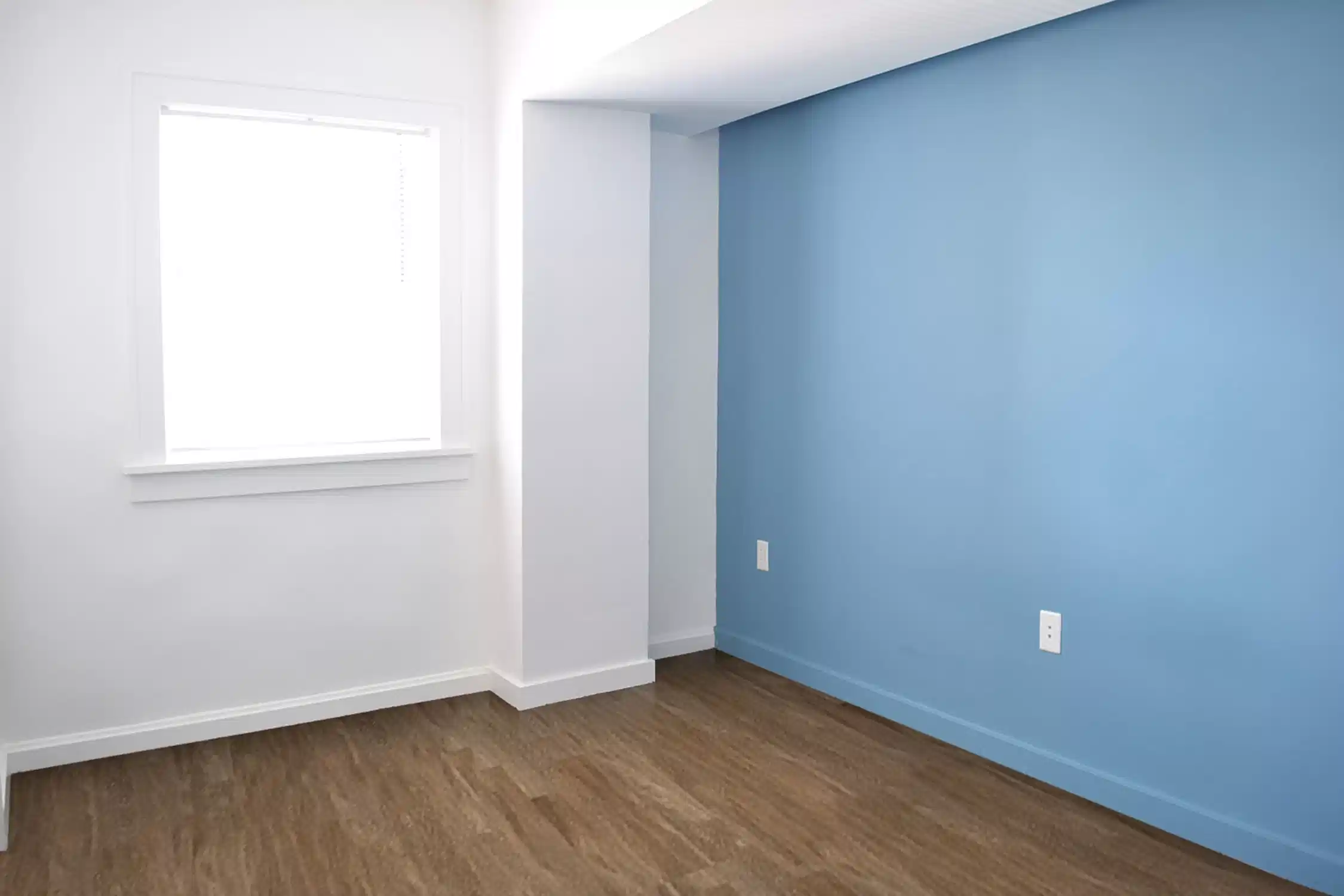 Exterior?w=400&h=260&fit=crop&q=40&auto=format&trim=auto