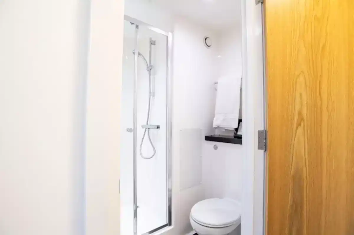 Common Area?w=400&h=260&fit=crop&q=40&auto=format&trim=auto