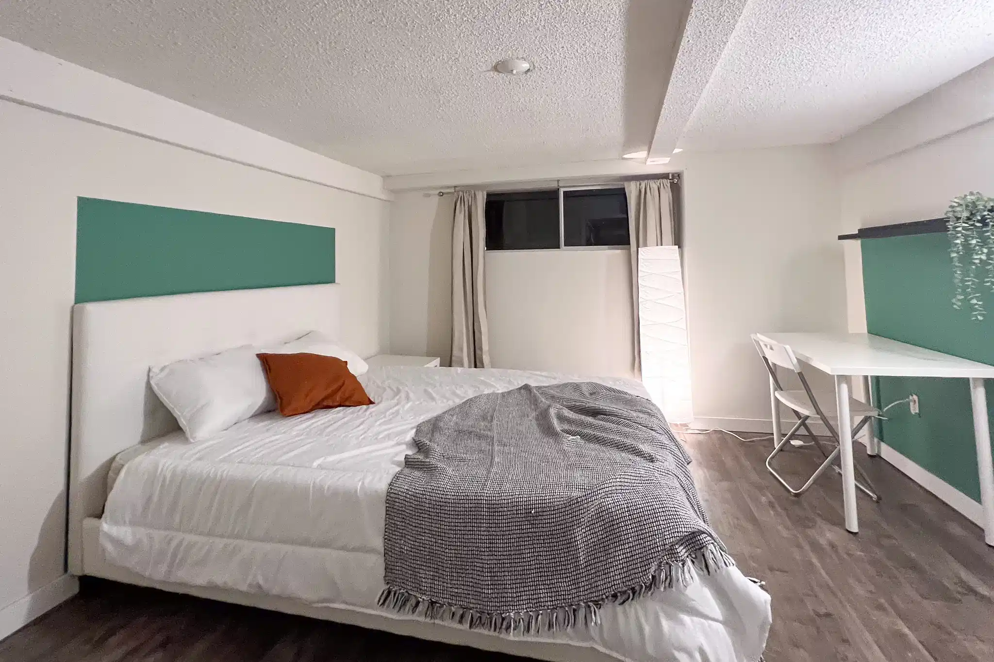 Exterior?w=400&h=260&fit=crop&q=40&auto=format&trim=auto