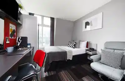 Common Area?w=400&h=260&fit=crop&q=40&auto=format&trim=auto