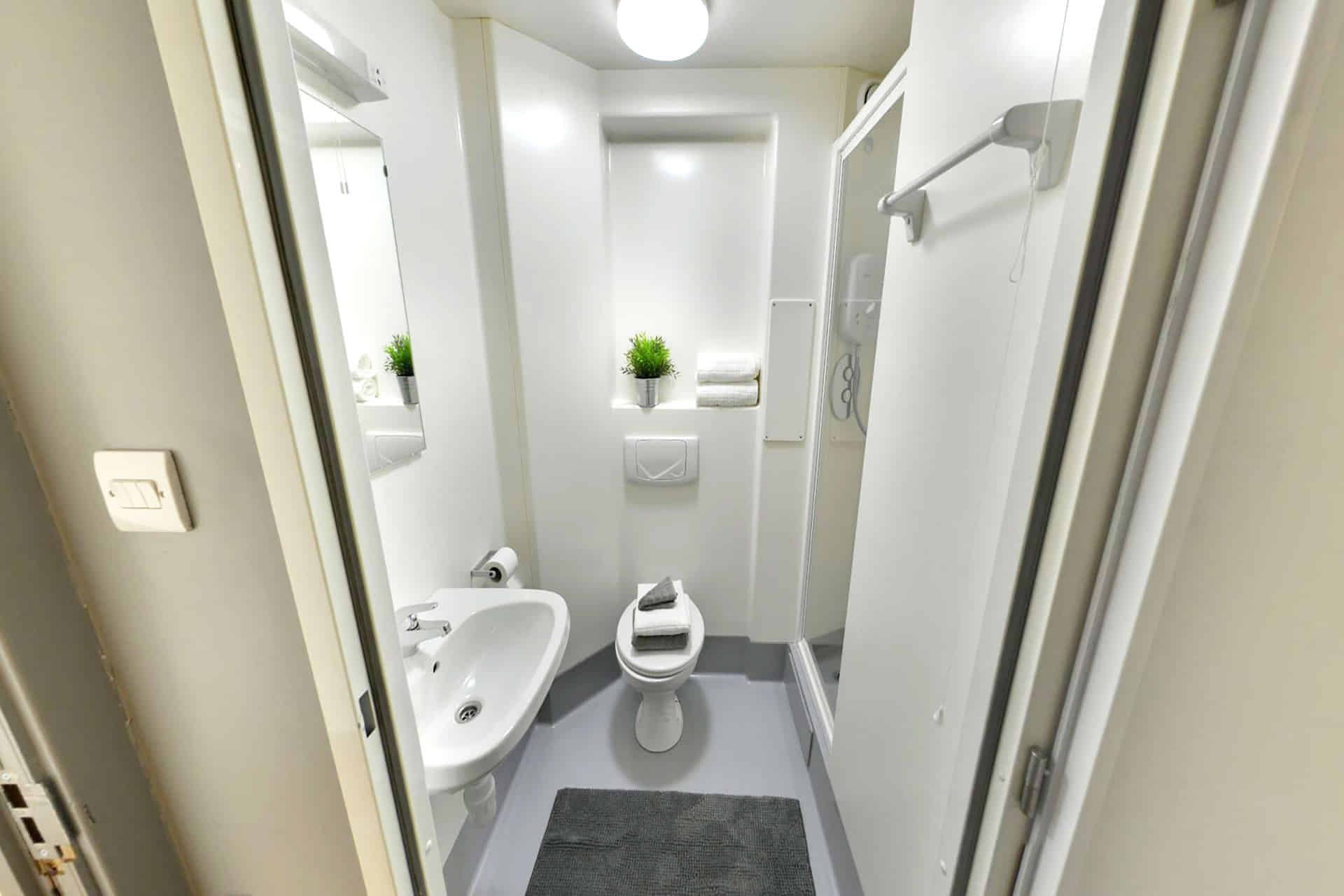 Amenities?w=400&h=260&fit=crop&q=40&auto=format&trim=auto