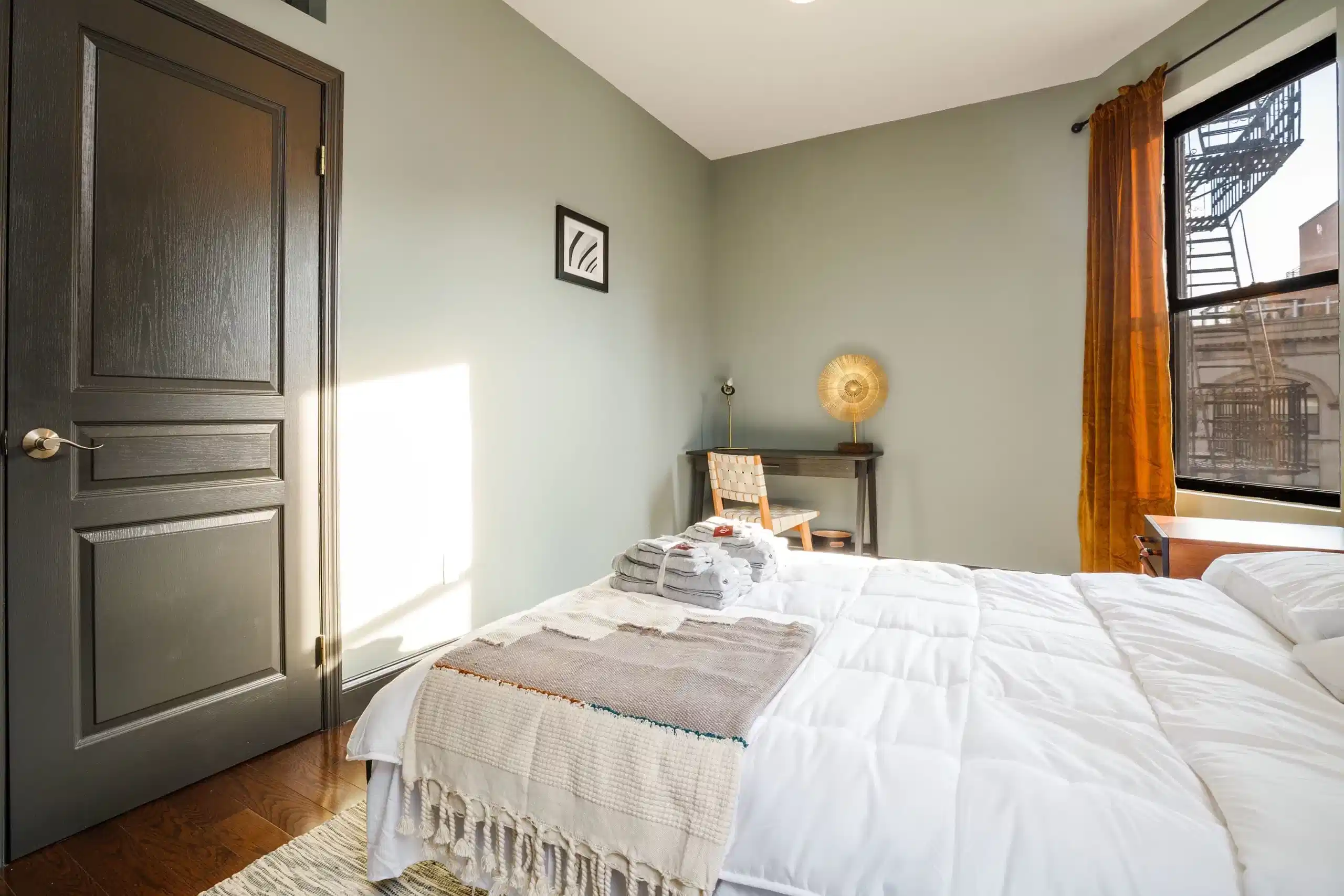 Exterior?w=400&h=260&fit=crop&q=40&auto=format&trim=auto