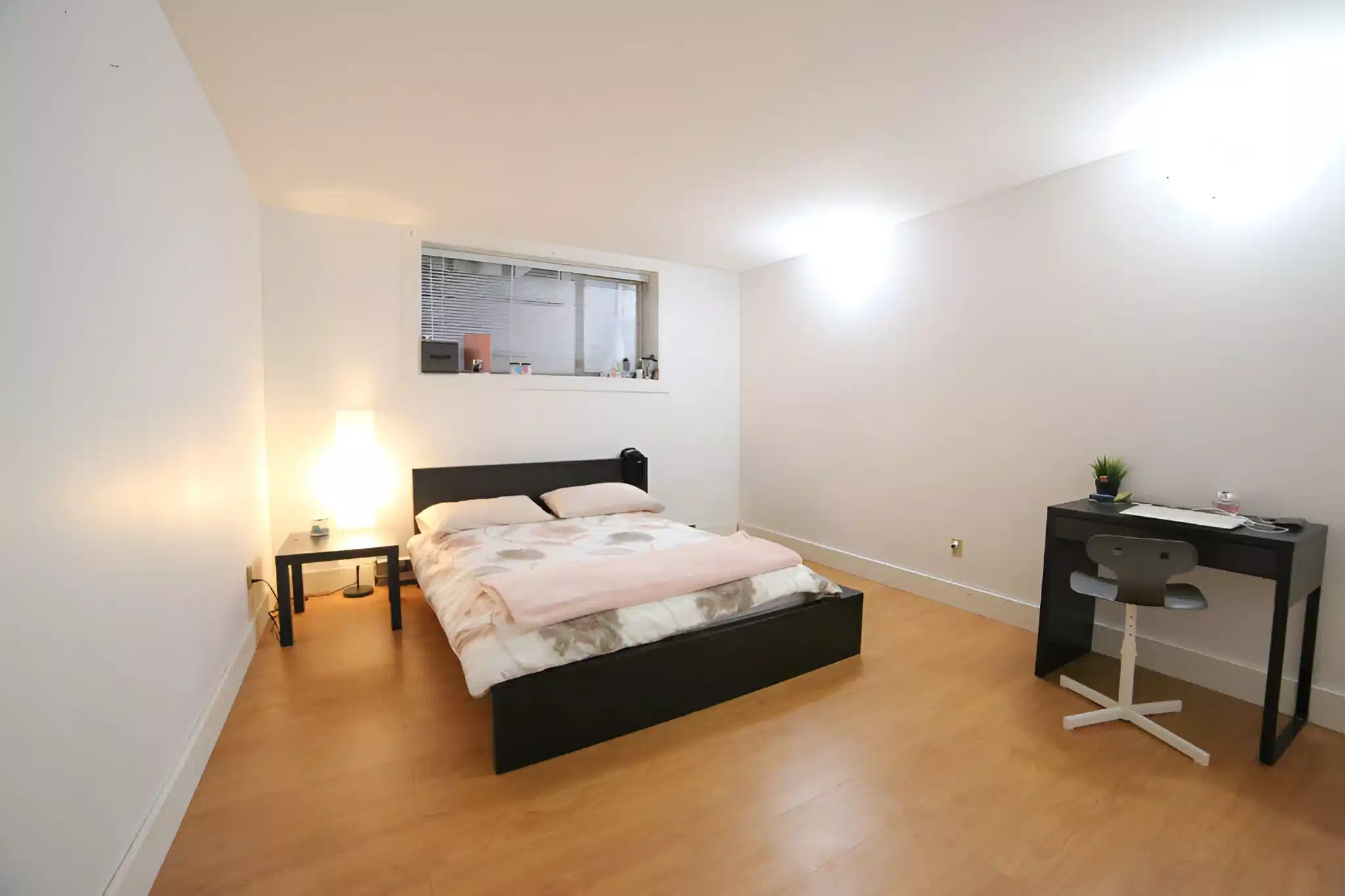 Exterior?w=400&h=260&fit=crop&q=40&auto=format&trim=auto