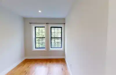 Bathroom?w=400&h=260&fit=crop&q=40&auto=format&trim=auto