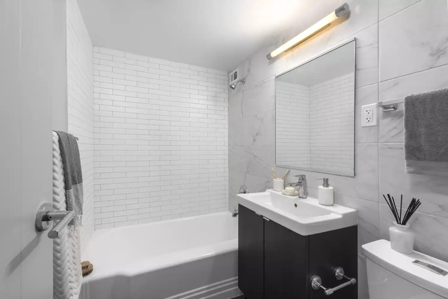 Exterior?w=400&h=260&fit=crop&q=40&auto=format&trim=auto