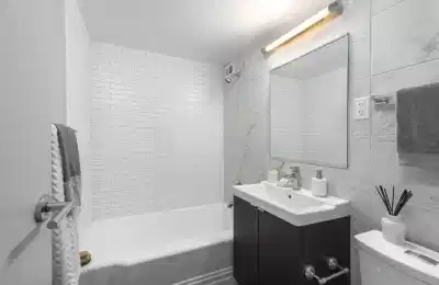 Exterior?w=400&h=260&fit=crop&q=40&auto=format&trim=auto