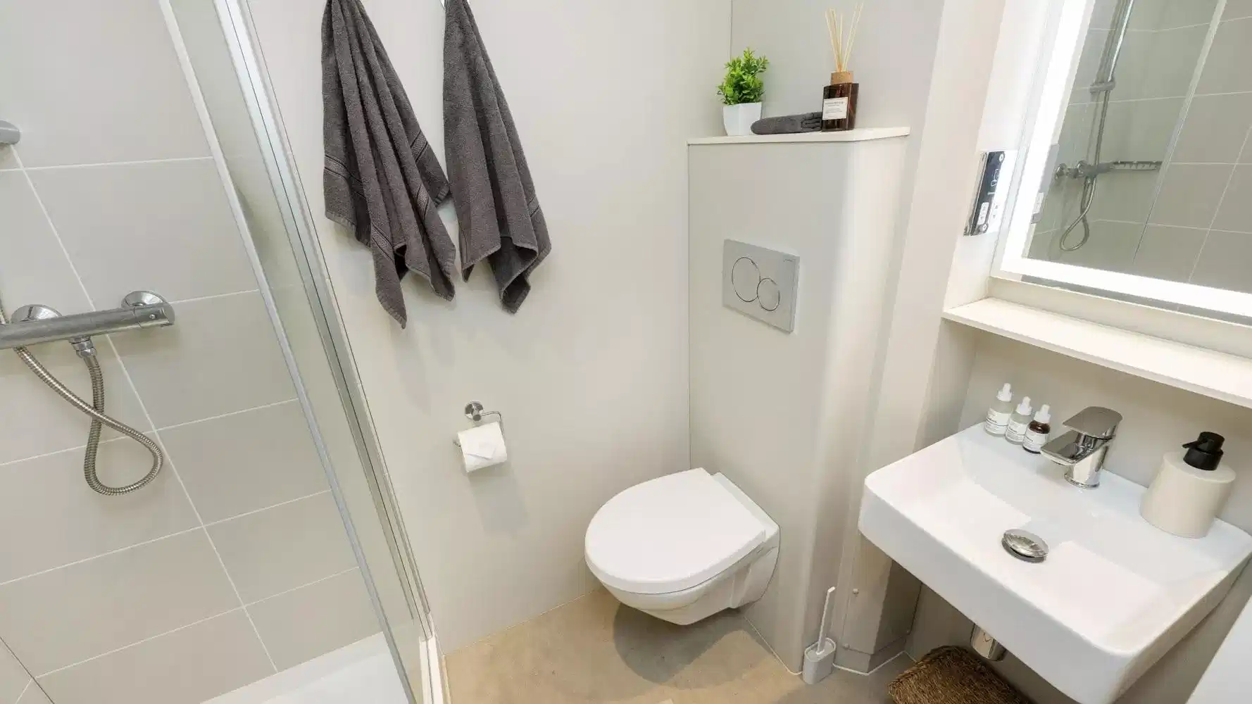 Exterior?w=400&h=260&fit=crop&q=40&auto=format&trim=auto