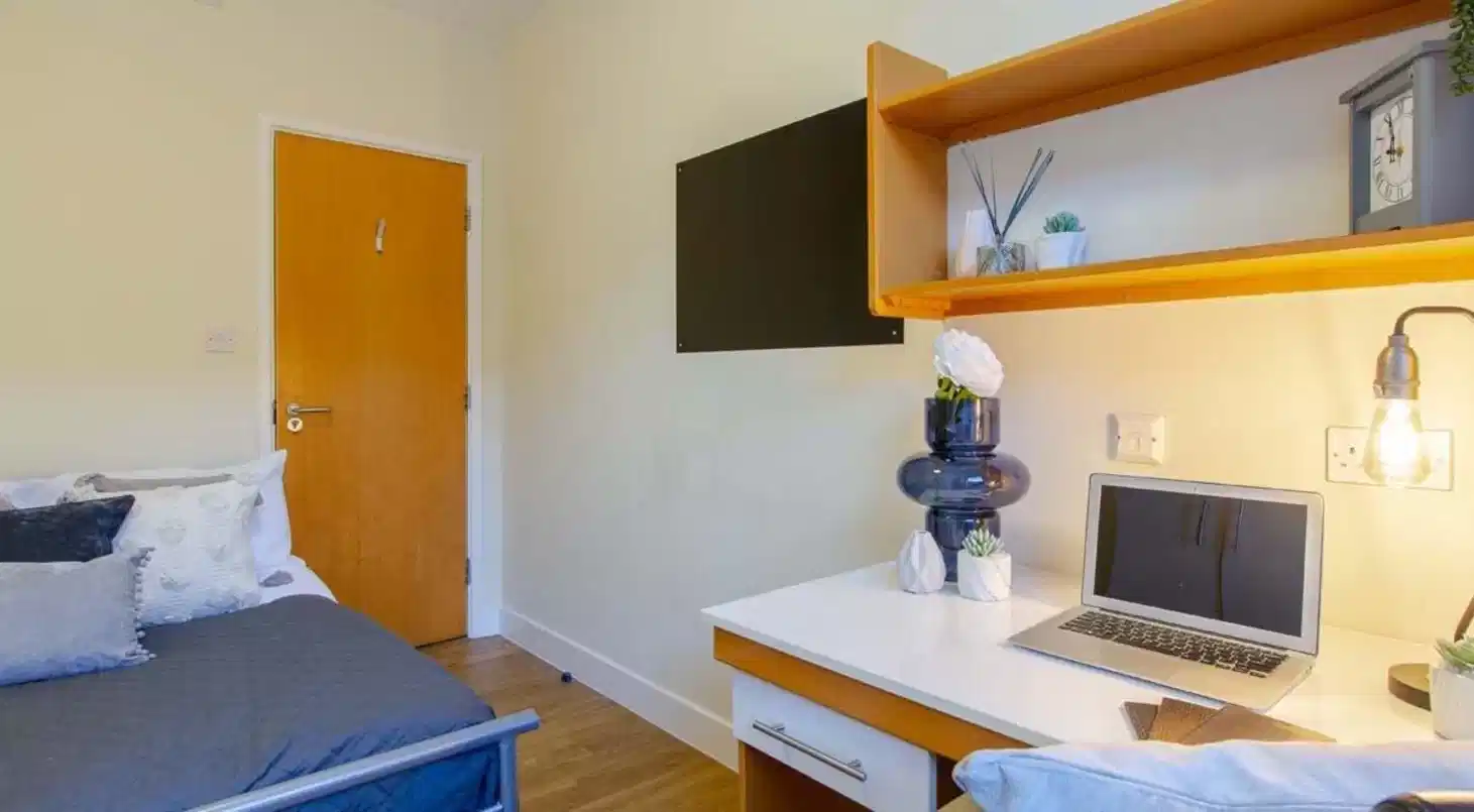 Amenities?w=400&h=260&fit=crop&q=40&auto=format&trim=auto