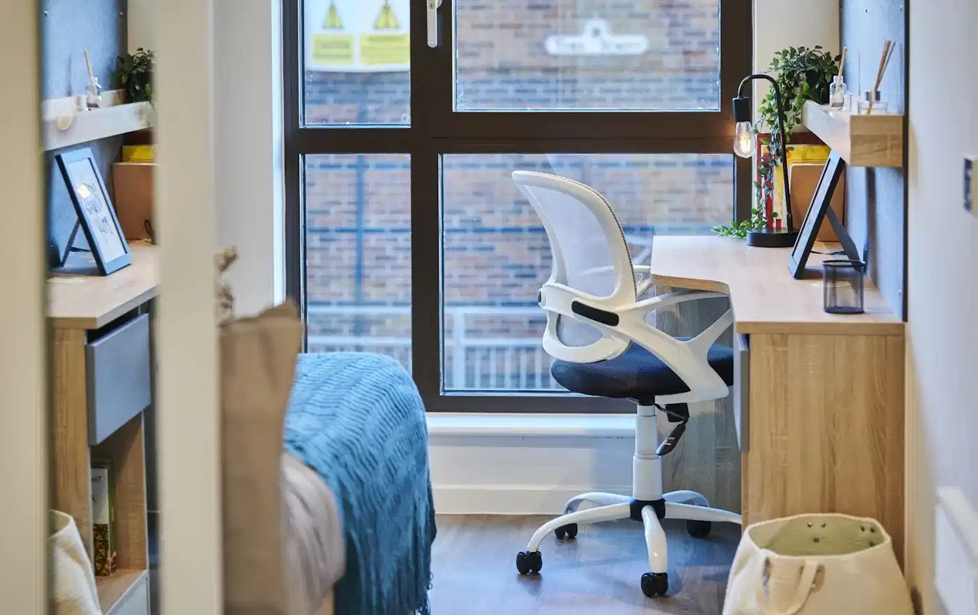 Common Area?w=400&h=260&fit=crop&q=40&auto=format&trim=auto