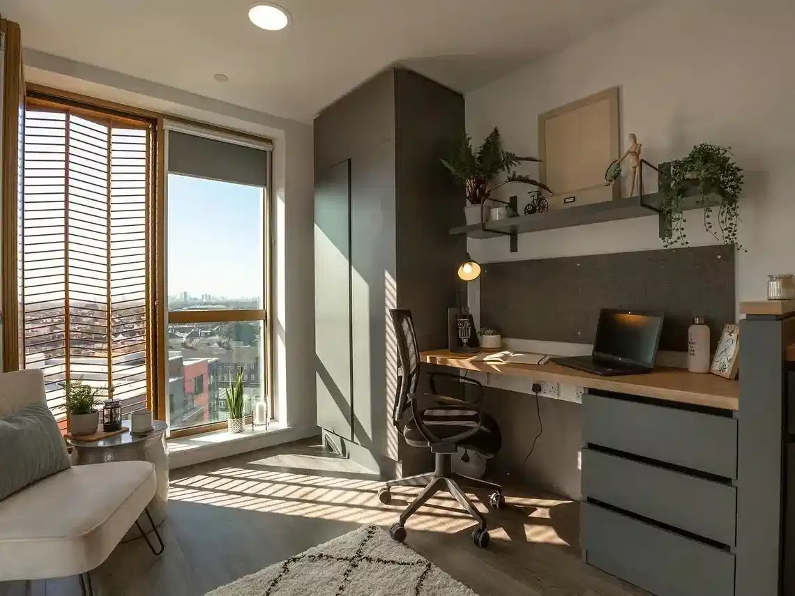 Common Area?w=400&h=260&fit=crop&q=40&auto=format&trim=auto