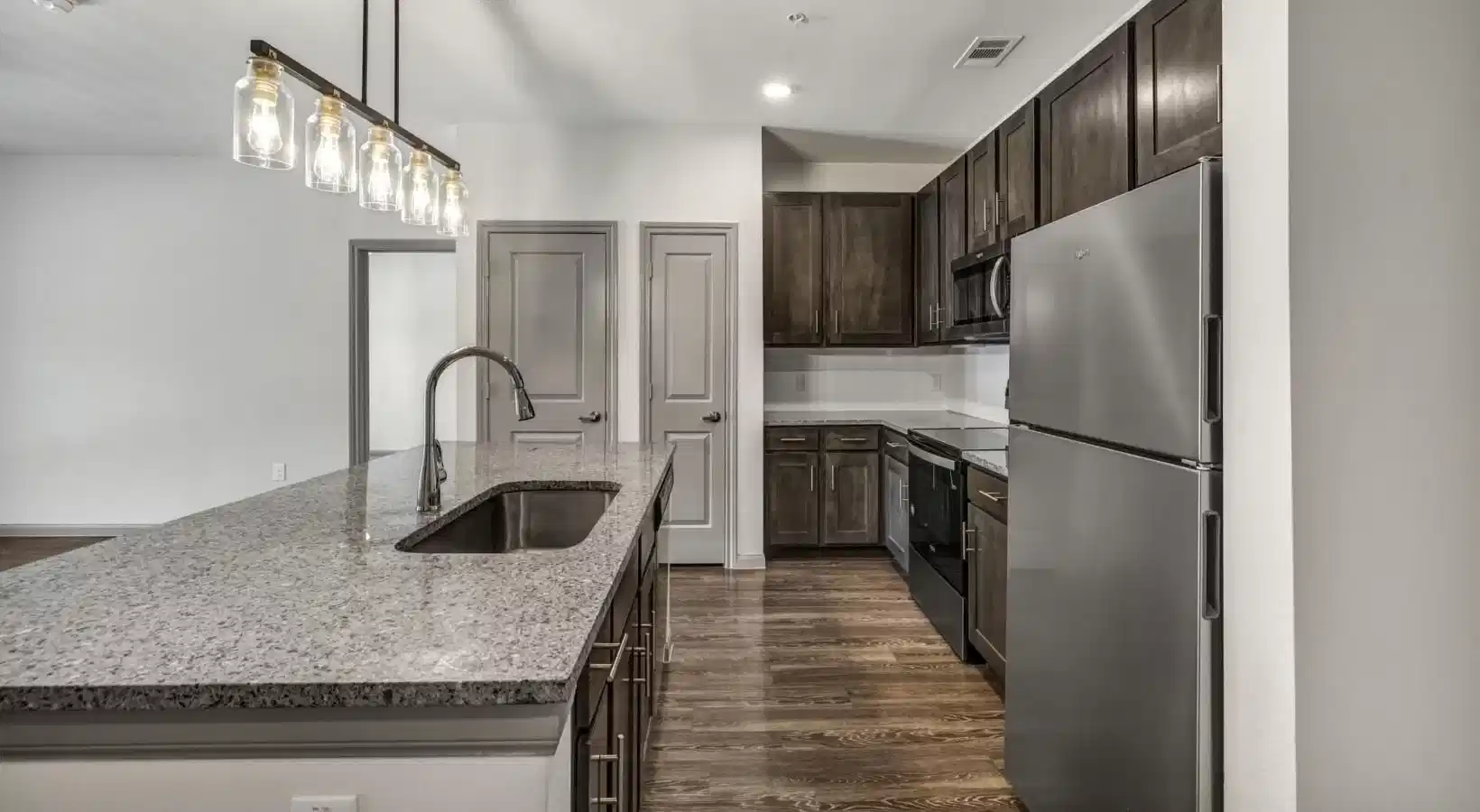 Amenities?w=400&h=260&fit=crop&q=40&auto=format&trim=auto