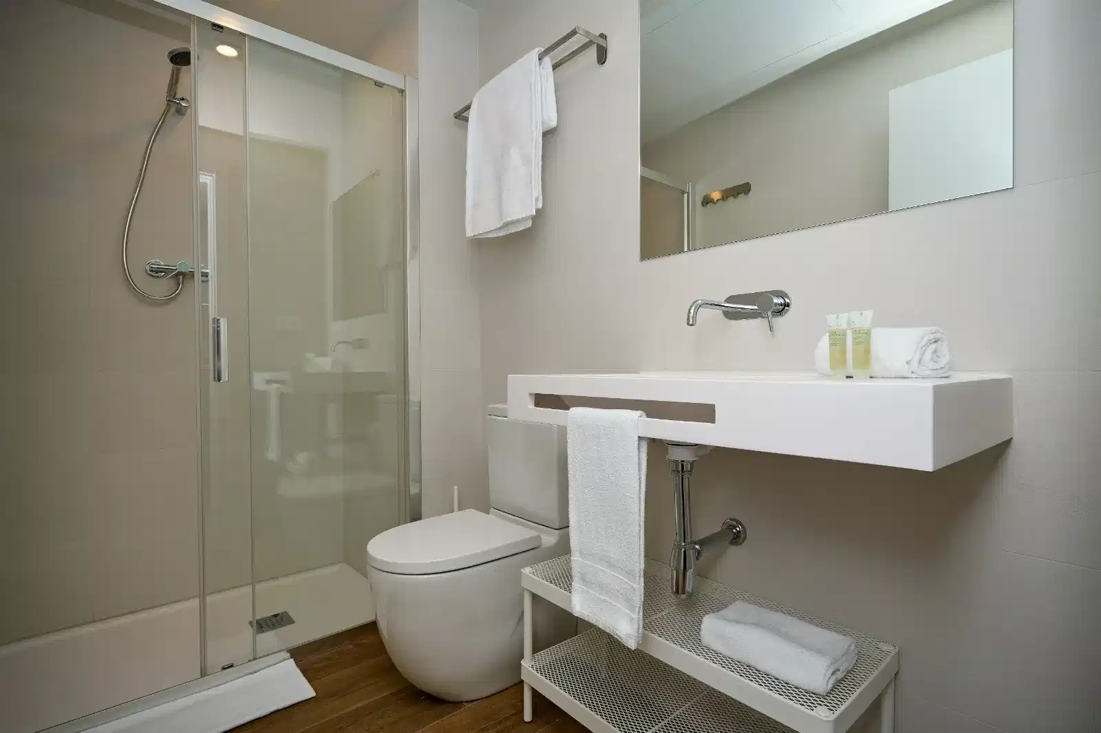 Exterior?w=400&h=260&fit=crop&q=40&auto=format&trim=auto