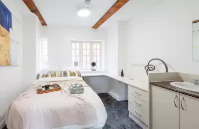 Kitchen?w=400&h=260&fit=crop&q=40&auto=format&trim=auto