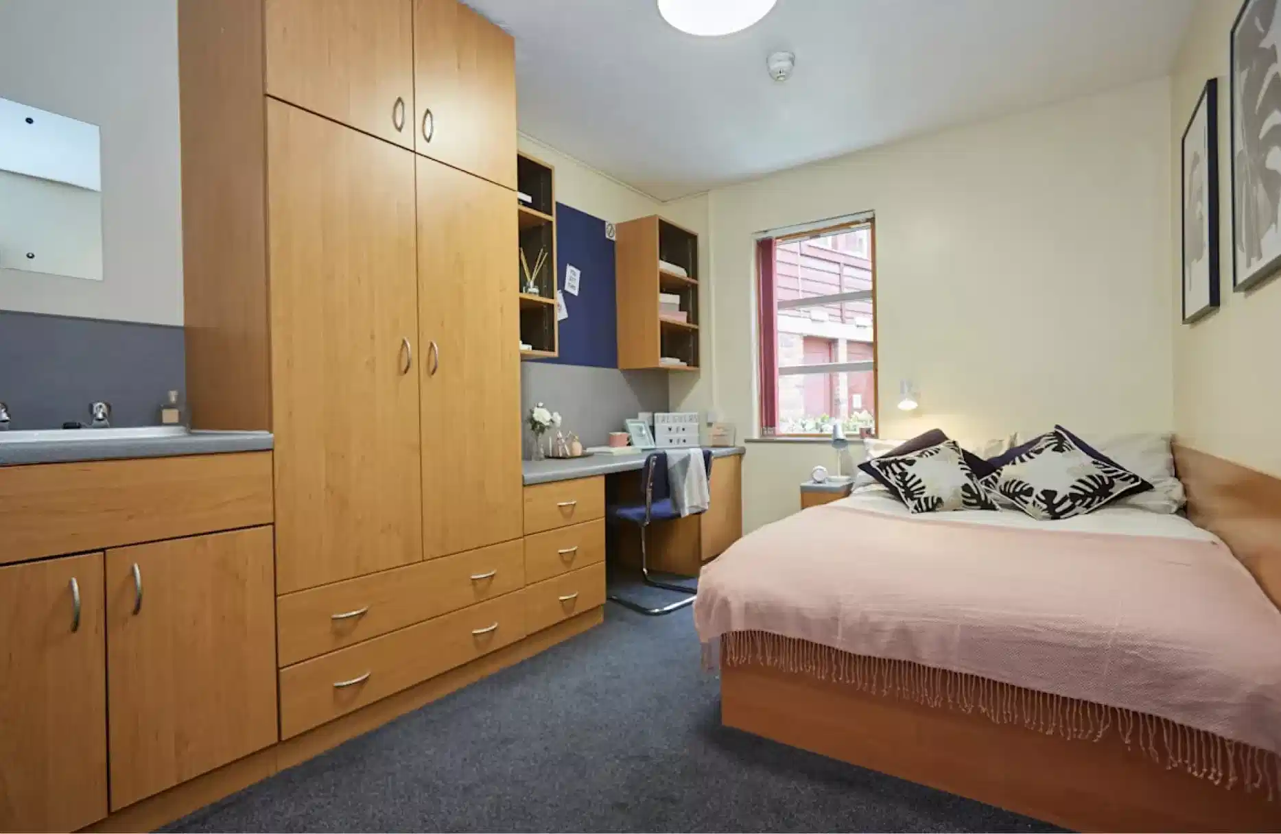 Amenities?w=400&h=260&fit=crop&q=40&auto=format&trim=auto