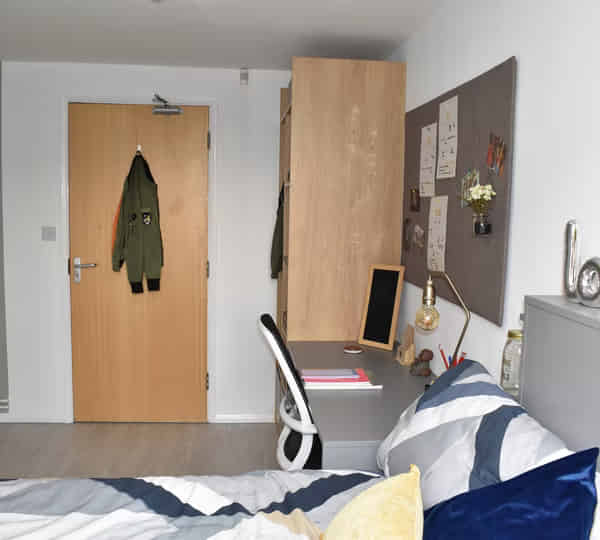 Bedroom?w=400&h=260&fit=crop&q=40&auto=format&trim=auto