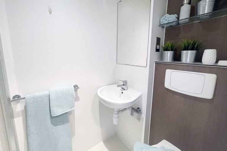 Bathroom?w=400&h=260&fit=crop&q=40&auto=format&trim=auto