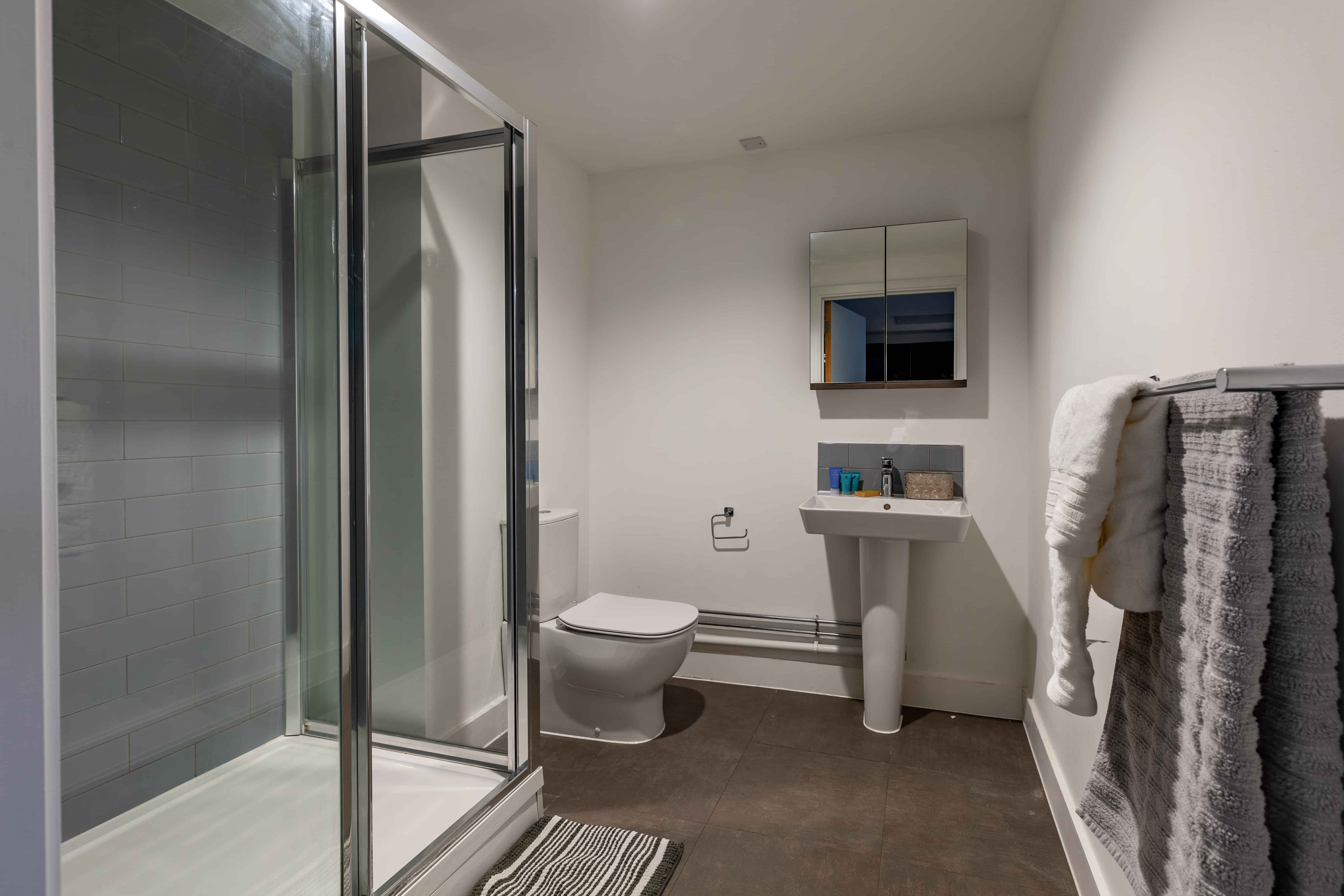 Amenities?w=400&h=260&fit=crop&q=40&auto=format&trim=auto