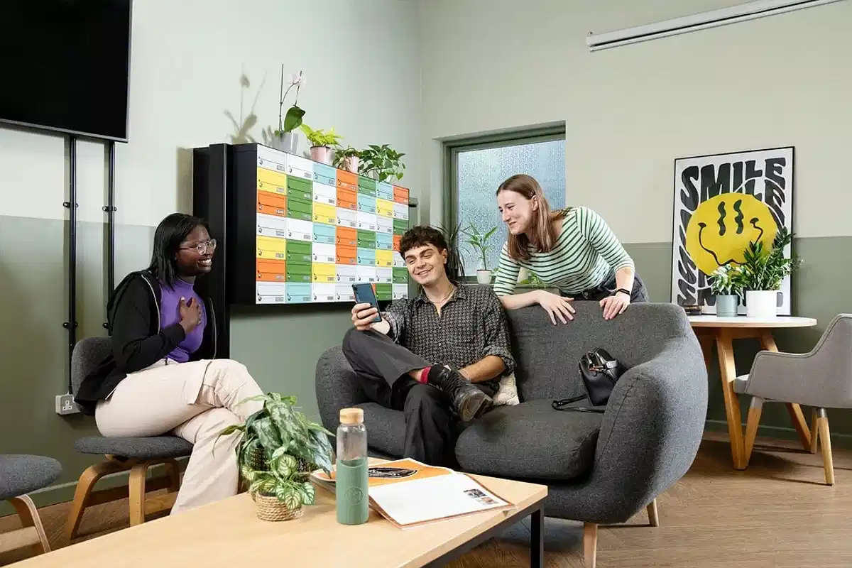 Exterior?w=400&h=260&fit=crop&q=40&auto=format&trim=auto