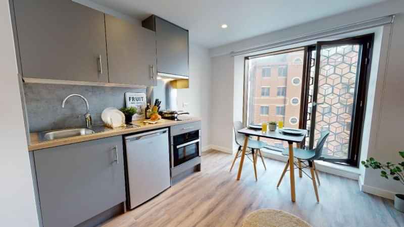 Common Area?w=400&h=260&fit=crop&q=40&auto=format&trim=auto