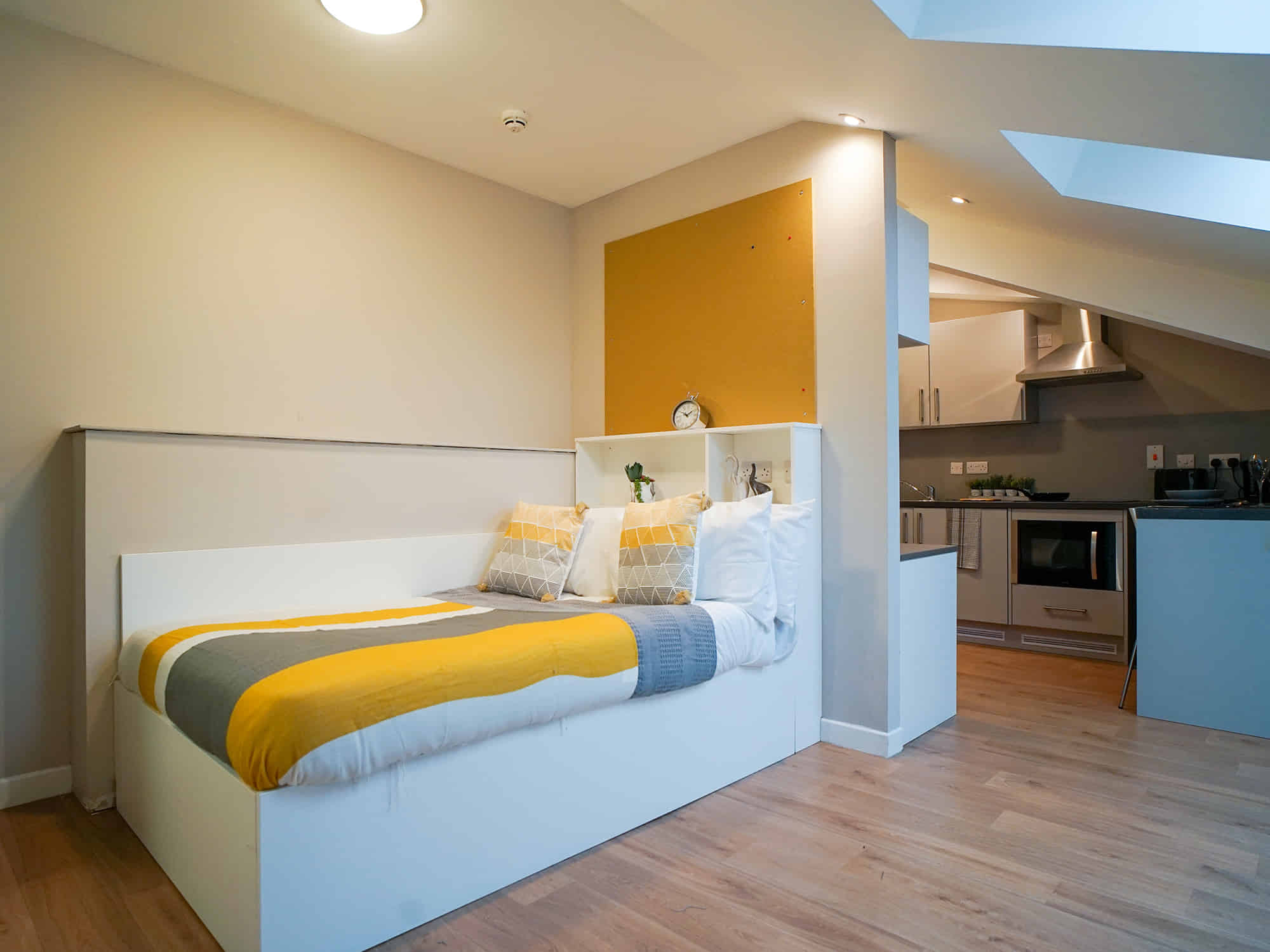 Bedroom?w=400&h=260&fit=crop&q=40&auto=format&trim=auto