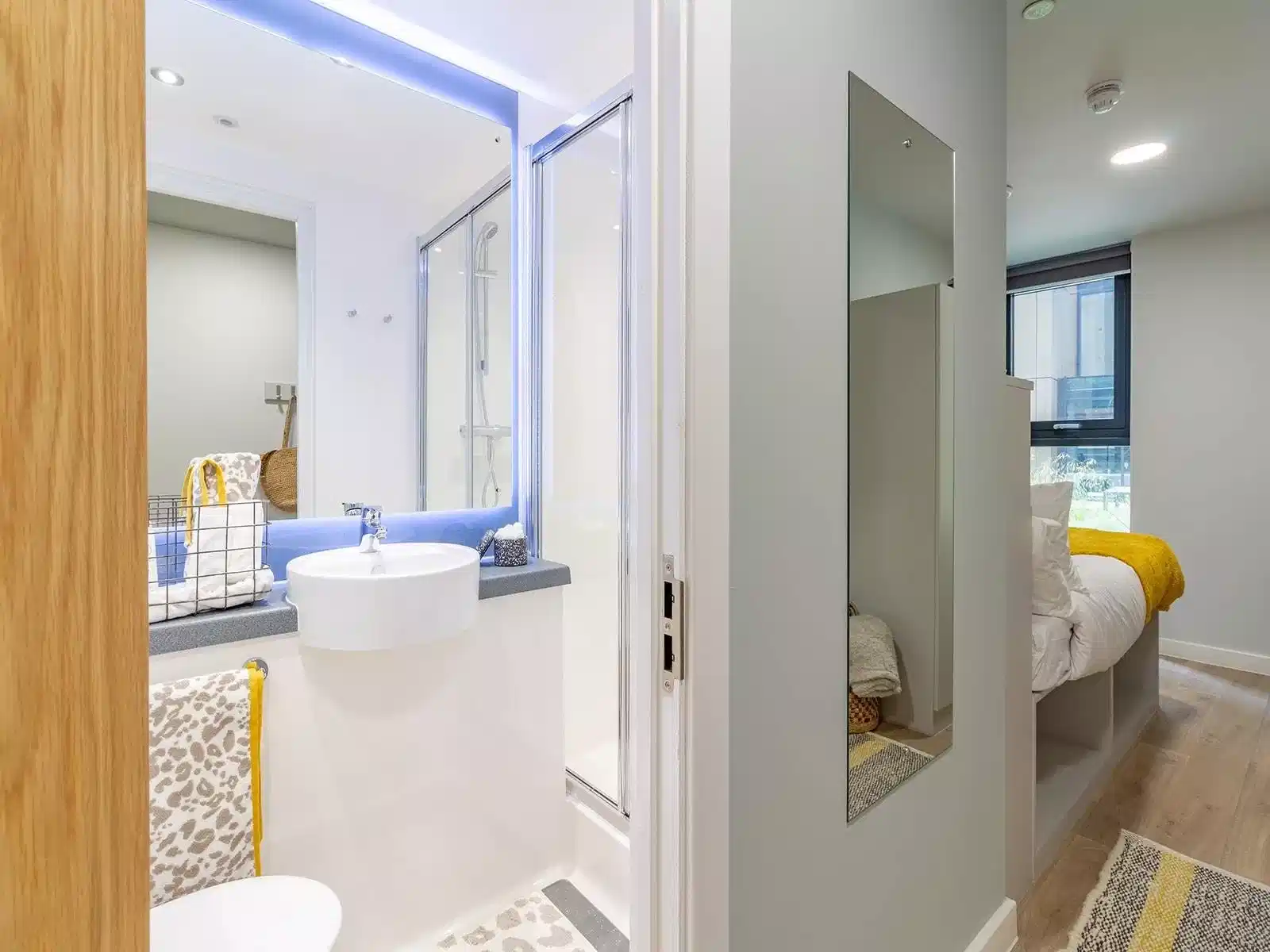 Common Area?w=400&h=260&fit=crop&q=40&auto=format&trim=auto