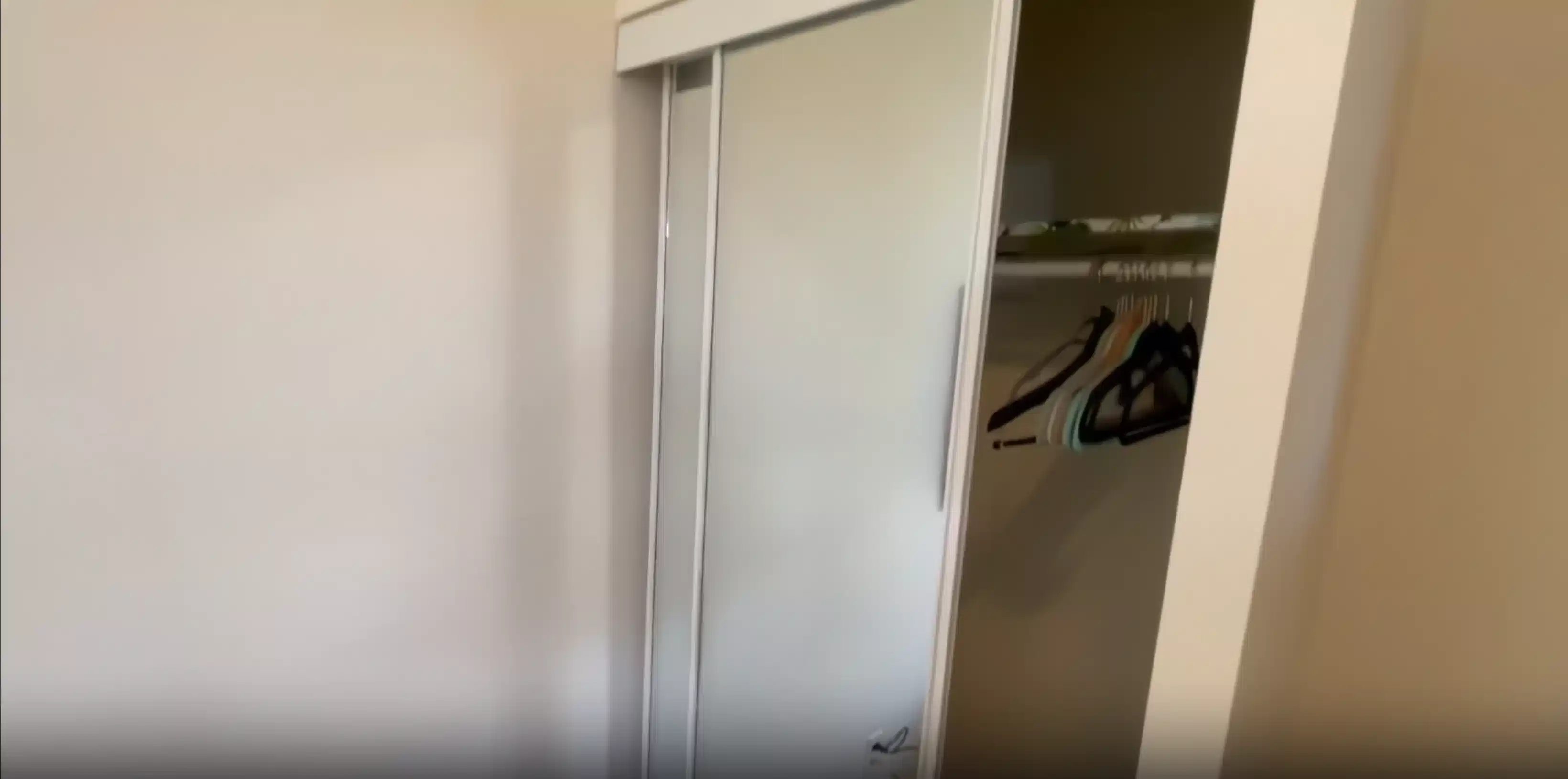 ?w=400&h=260&fit=crop&q=40&auto=format&trim=auto