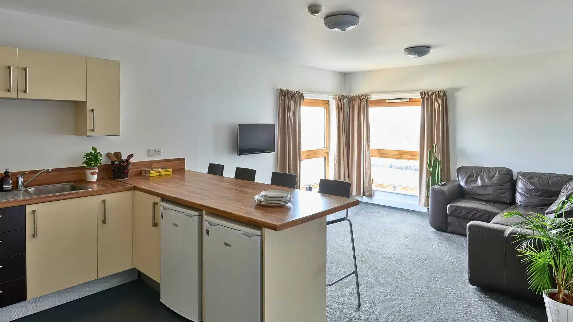 Amenities?w=400&h=260&fit=crop&q=40&auto=format&trim=auto