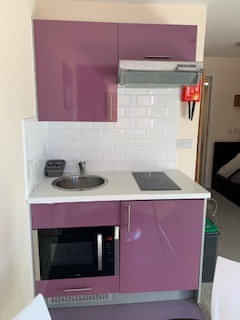 Amenities?w=400&h=260&fit=crop&q=40&auto=format&trim=auto