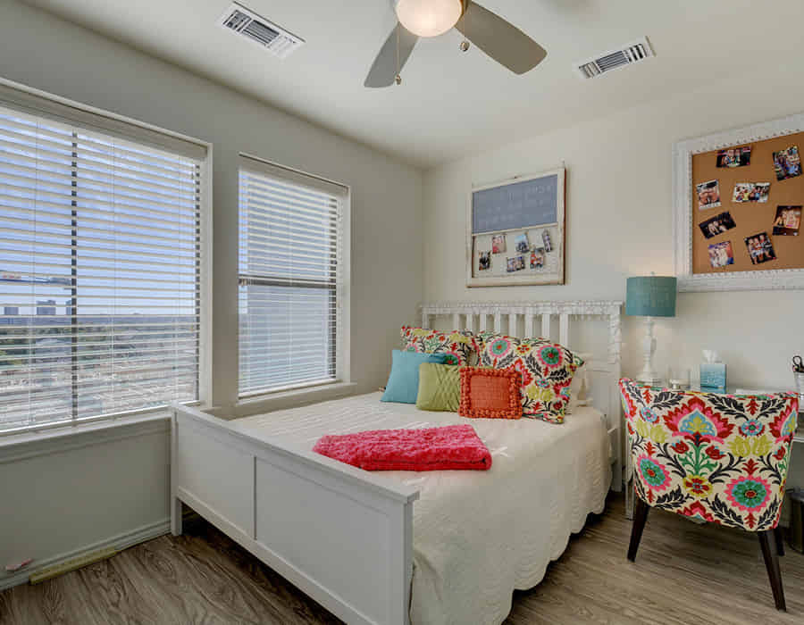 Amenities?w=400&h=260&fit=crop&q=40&auto=format&trim=auto