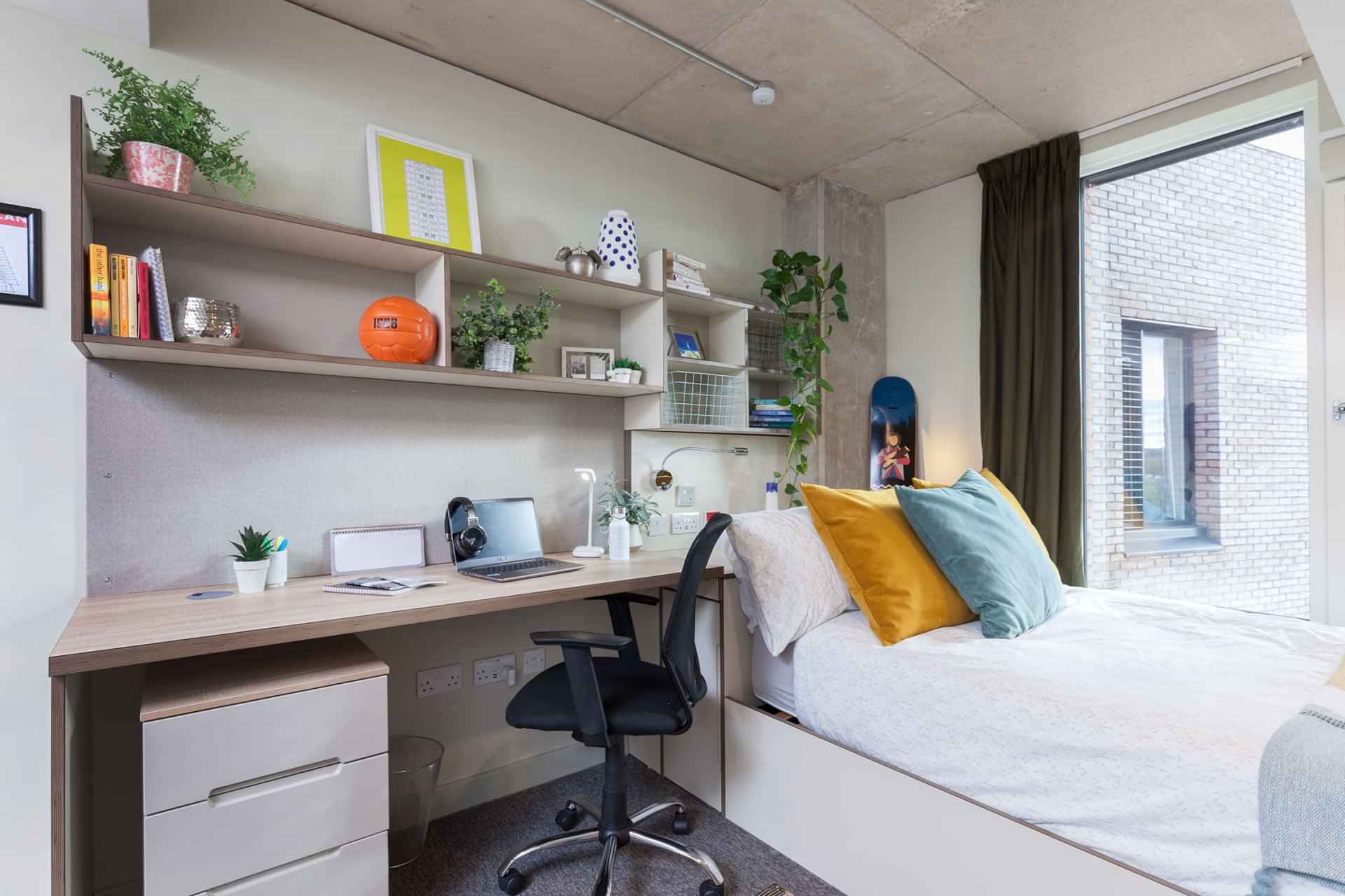 Exterior?w=400&h=260&fit=crop&q=40&auto=format&trim=auto