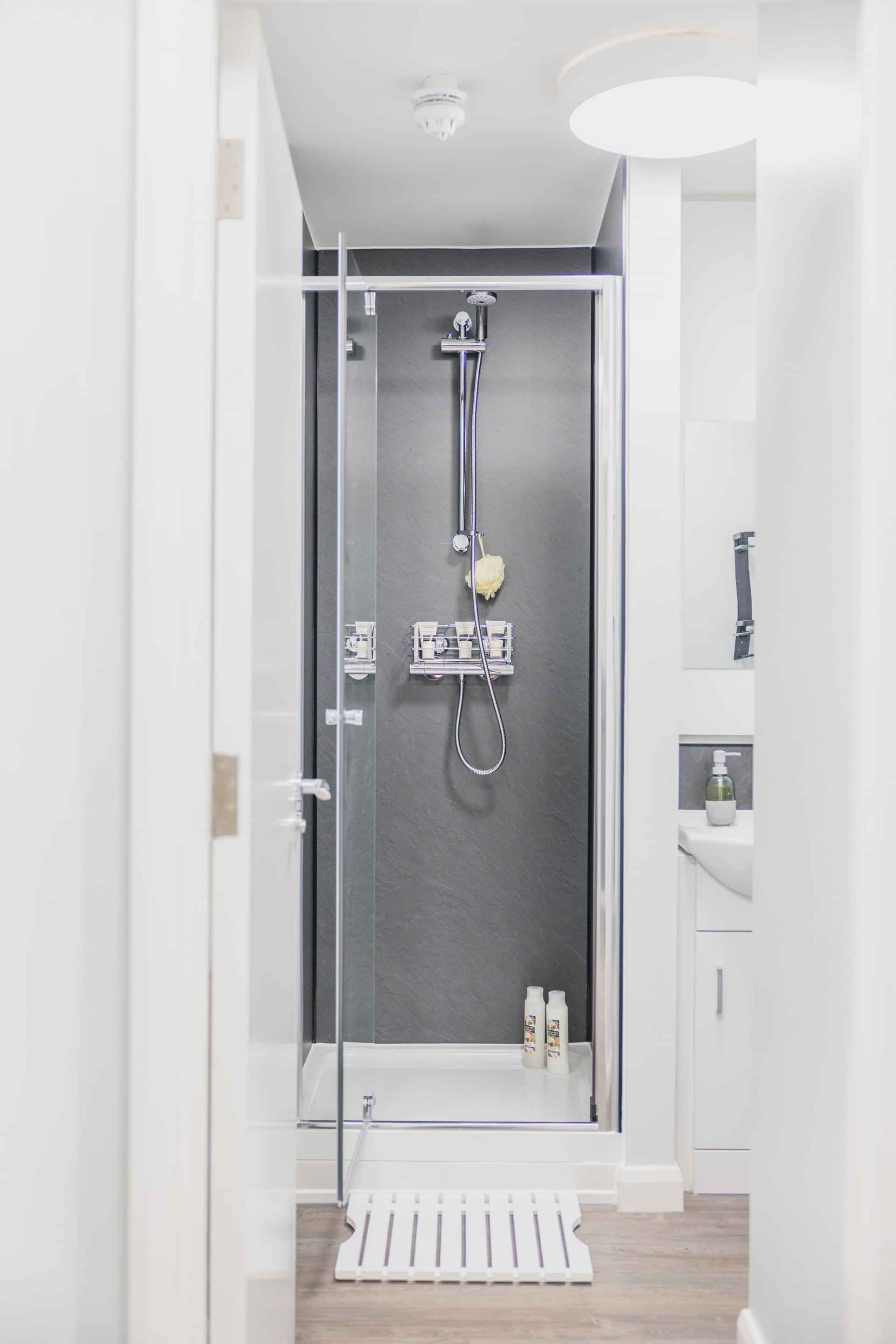 Exterior?w=400&h=260&fit=crop&q=40&auto=format&trim=auto