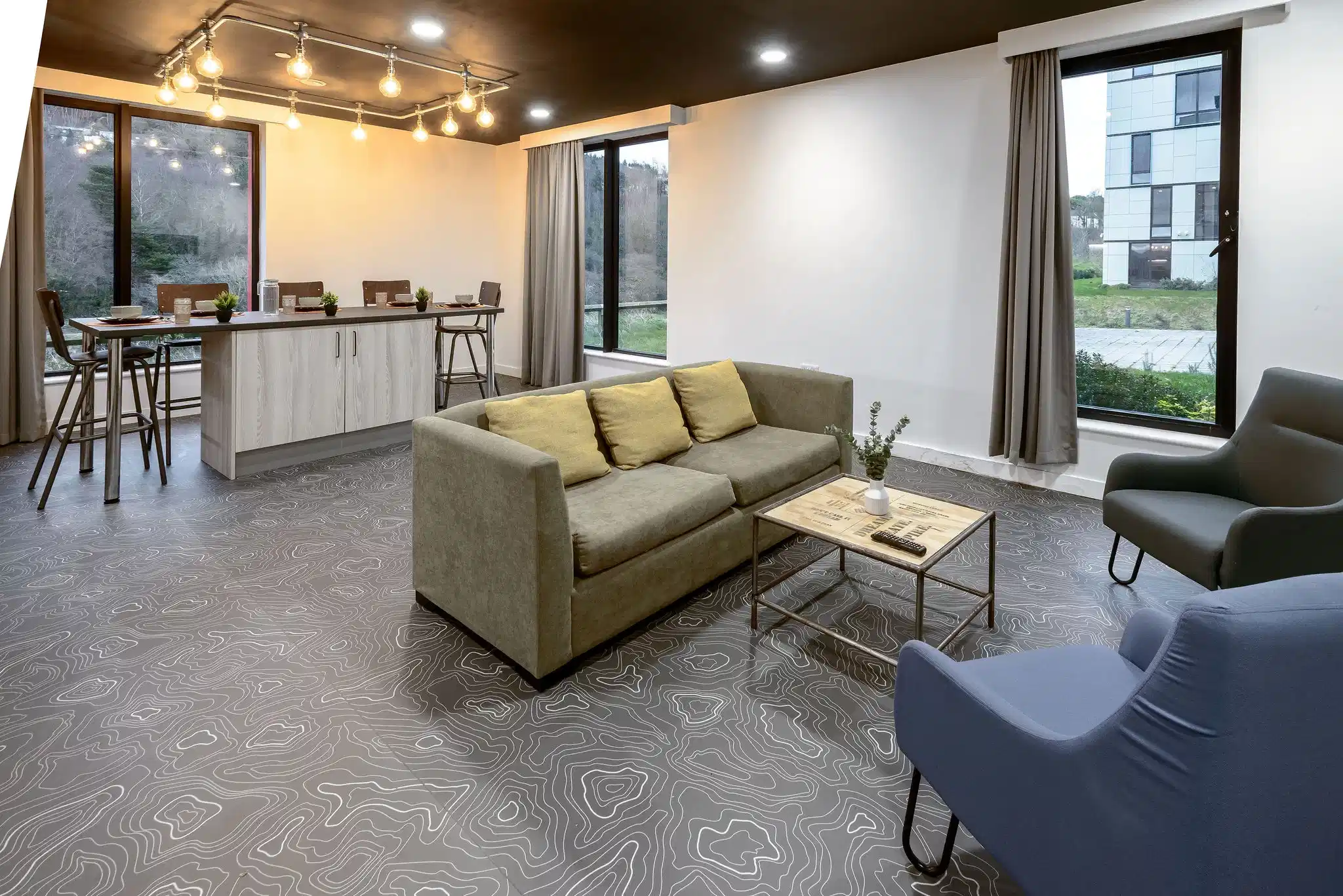 Common Area?w=400&h=260&fit=crop&q=40&auto=format&trim=auto