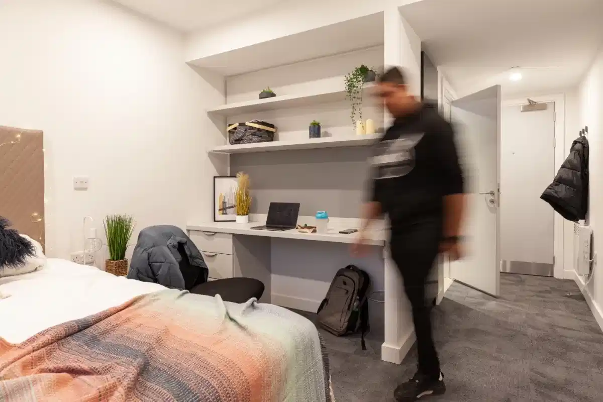 Common Area?w=400&h=260&fit=crop&q=40&auto=format&trim=auto