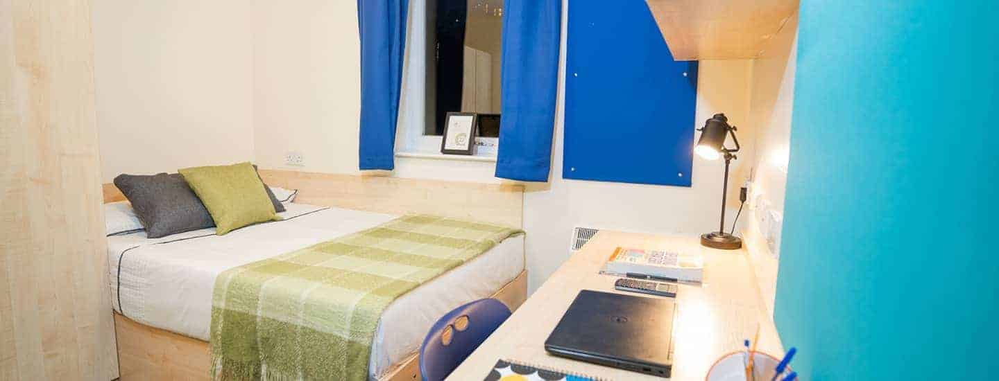 Exterior?w=400&h=260&fit=crop&q=40&auto=format&trim=auto