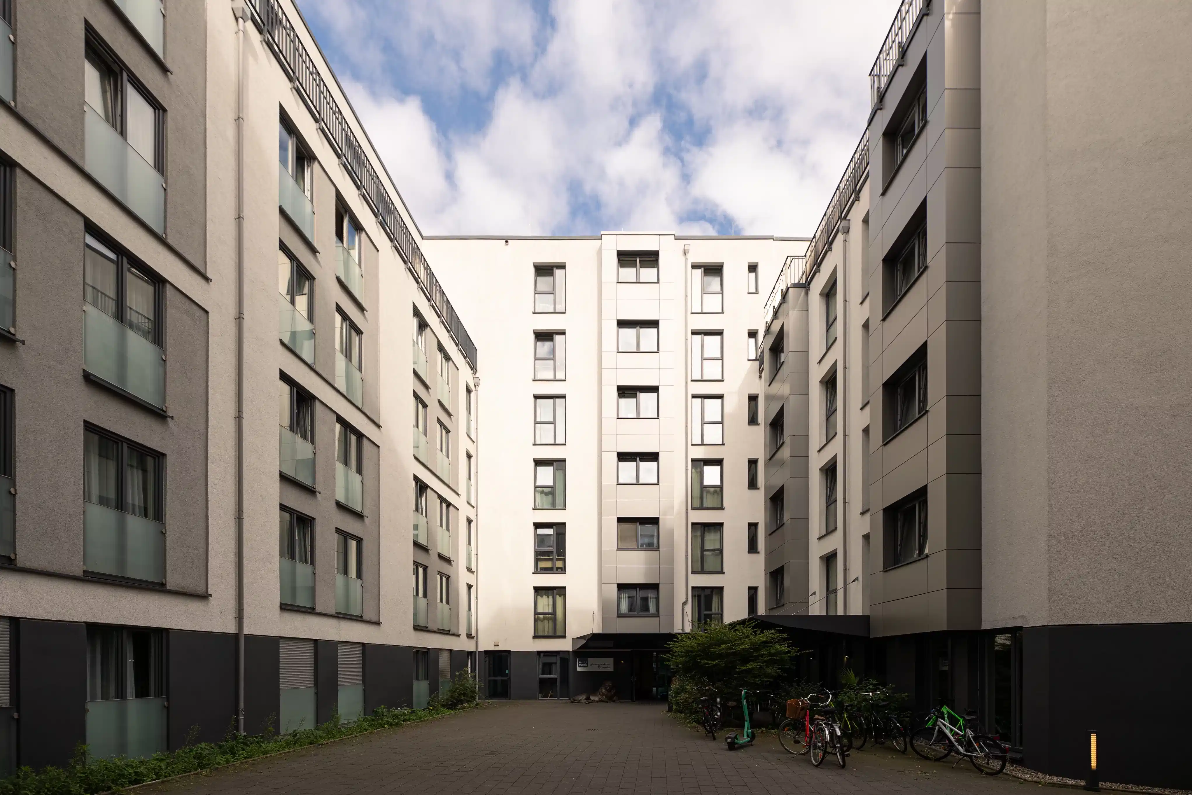 Yugo Navale, Hamburg image 32